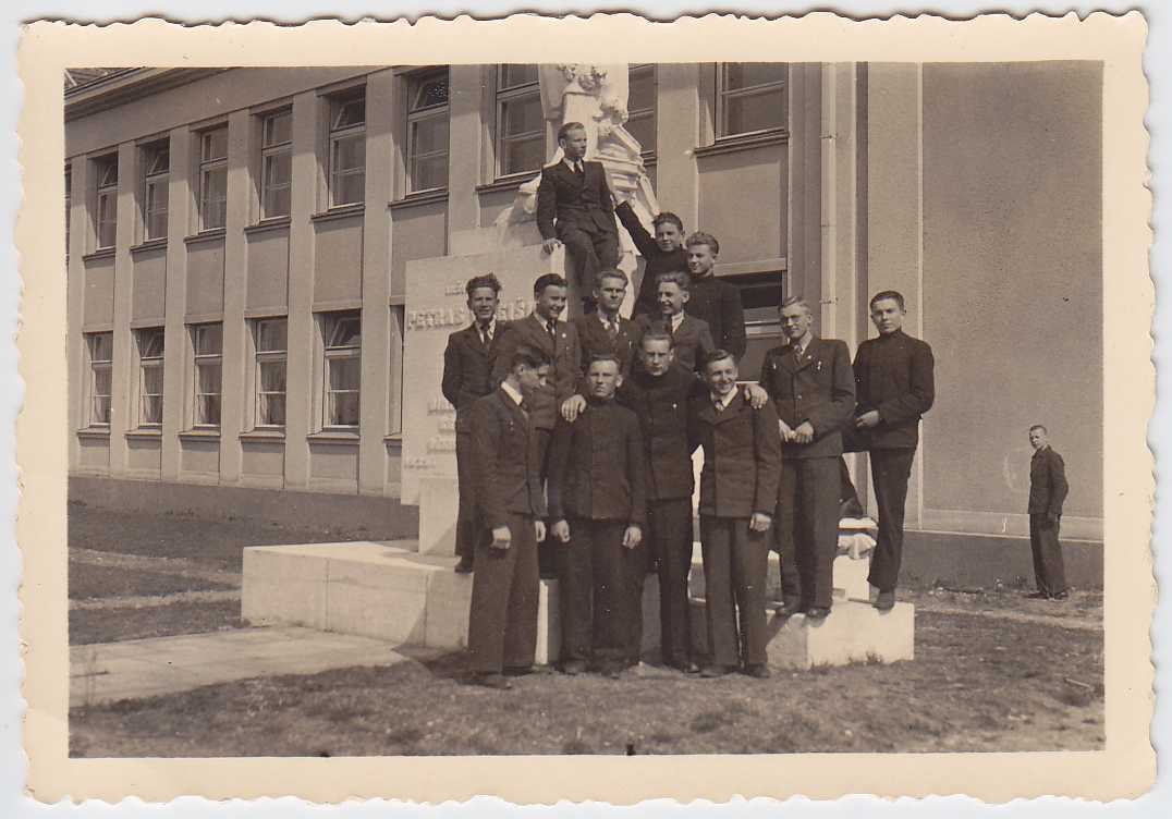 Pasvalio gimnazistai pamėgtoje vietoje – prie Petro Vileišio paminklo