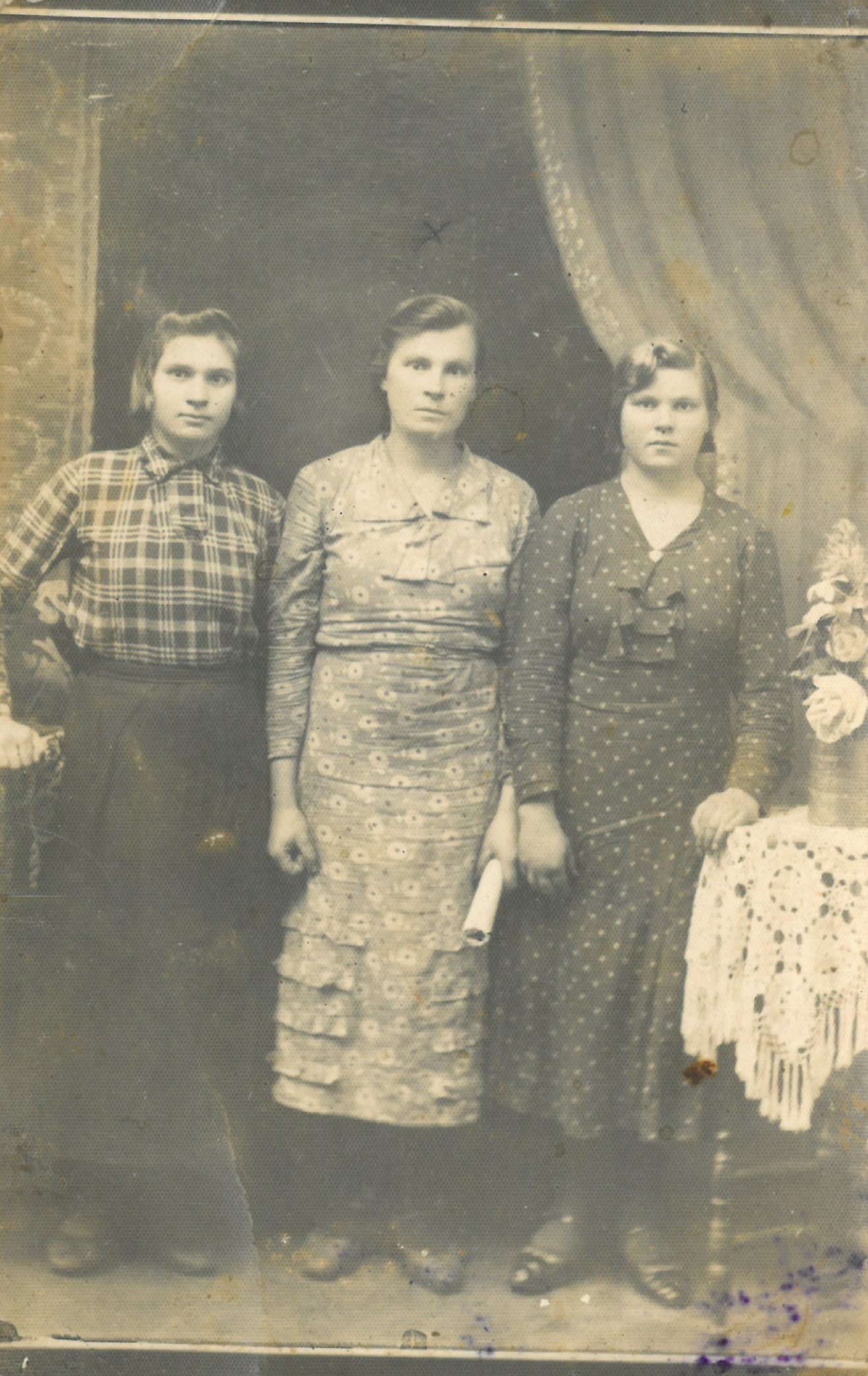 Nepriklausomos Lietuvos kariuomenės kario, Vorkutos lagerių kalinio Jurgio Stasiūno (1920–2004) žmona Anelė Petrauskaitė-Stasiūnienė (1931–1997) (viduryje) su draugėmis