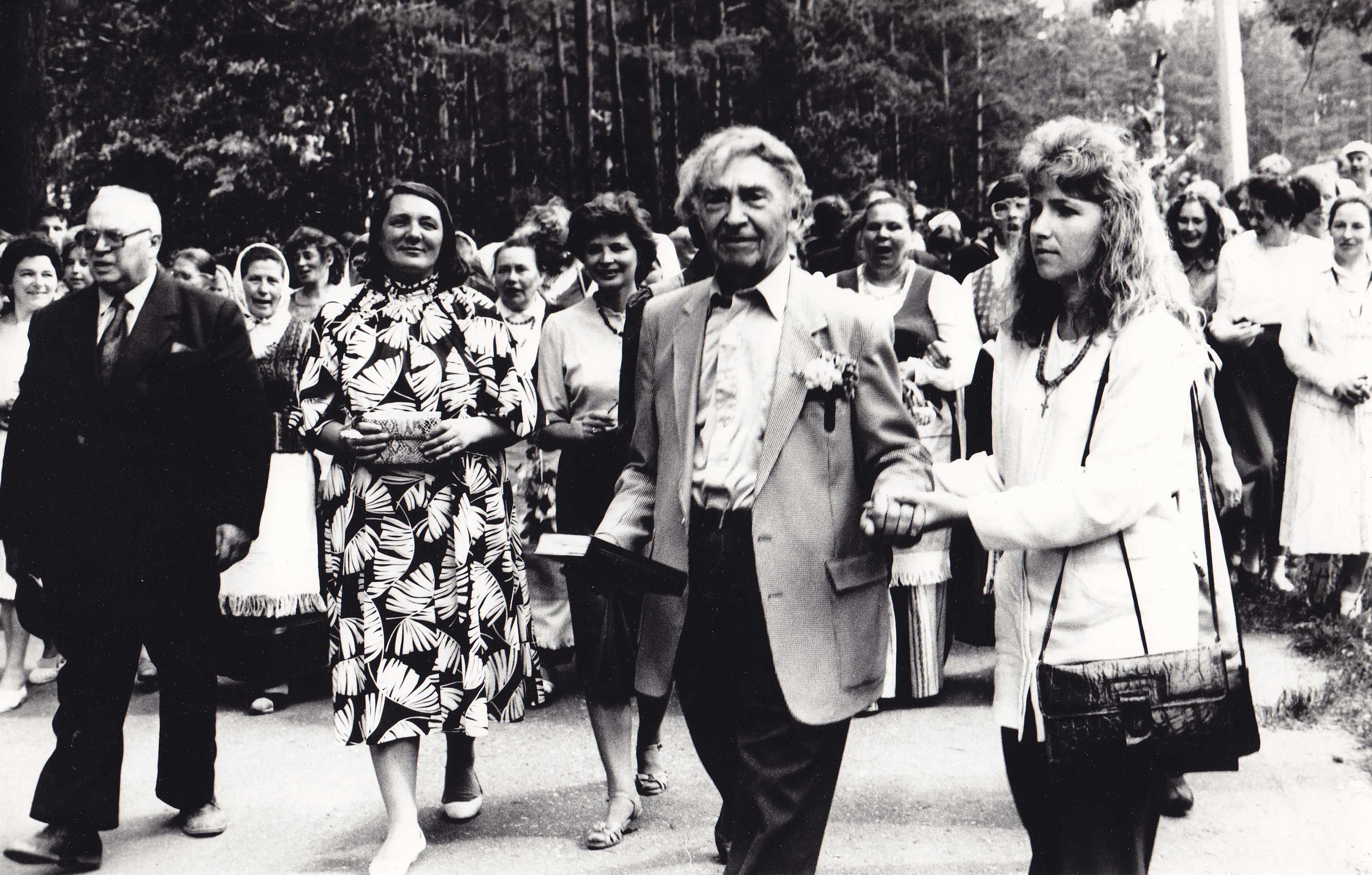 Poeto Bernardo Brazdžionio sugrįžimas. Iš kairės: Eugenijus Matuzevičius, Vidmantė Jasukaitytė, Bernardas Brazdžionis ir jo anūkė Dalia Lovett  