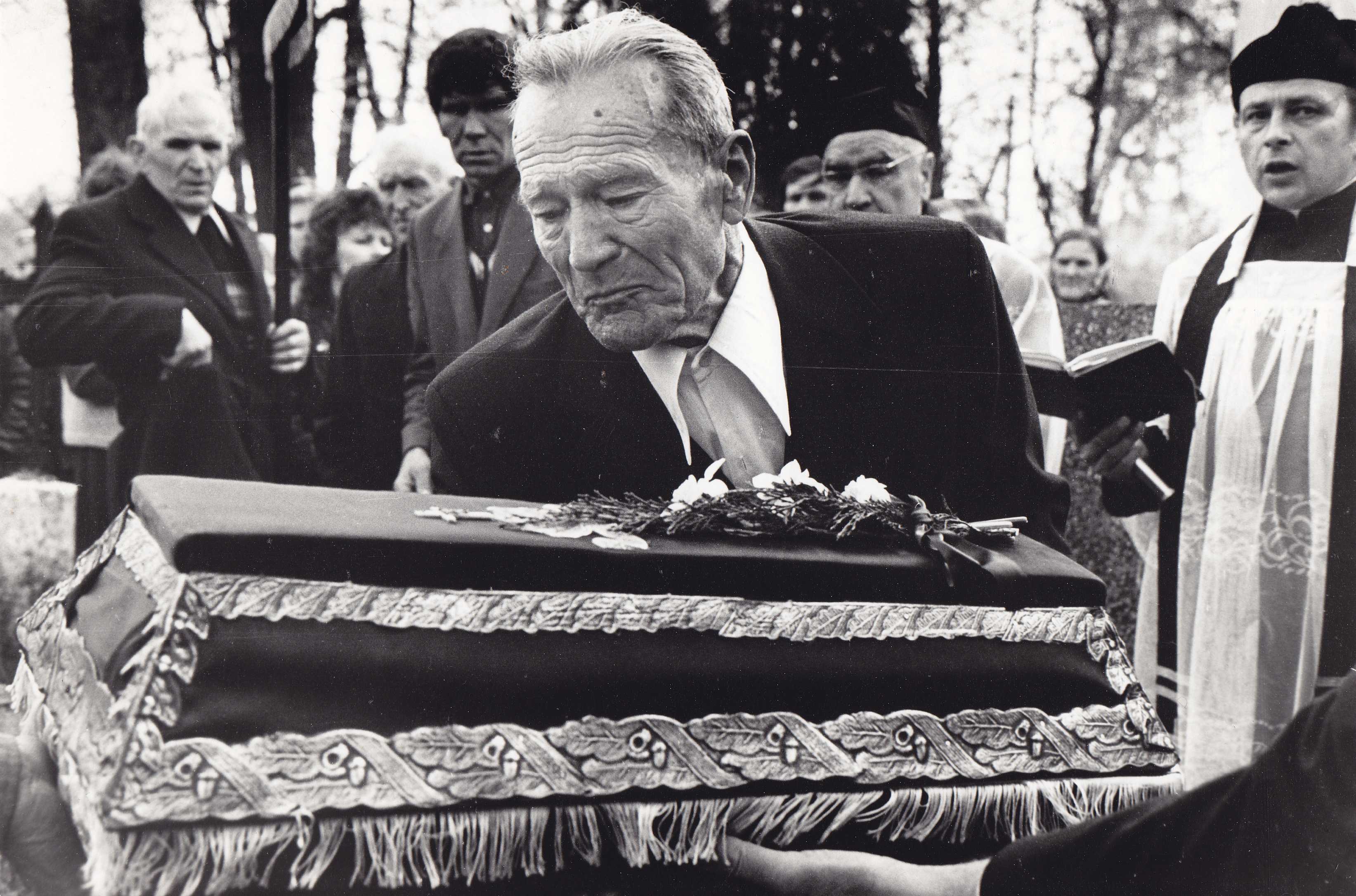 Raudonojo teroro aukų perlaidojimas Pumpėnuose 1989 metais. Dešinėje stovi kunigas Vincentas Stankevičius