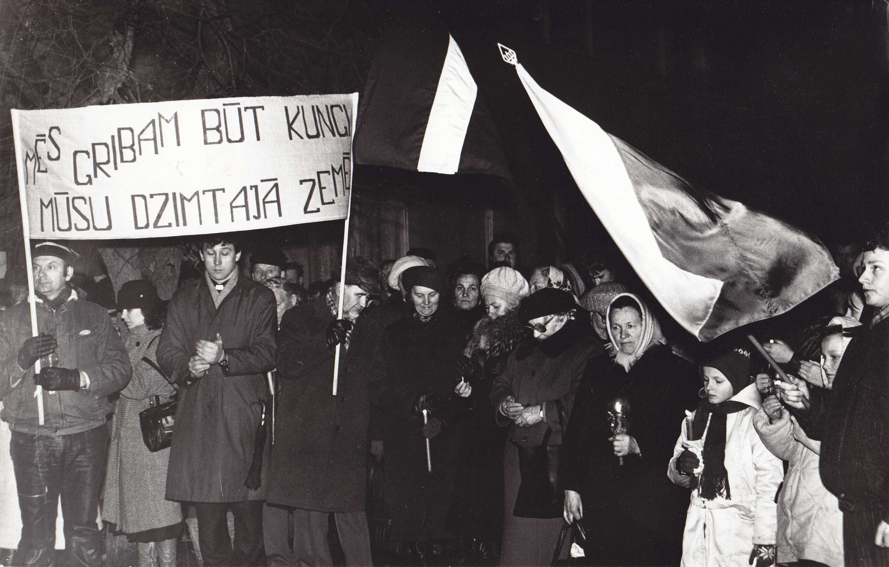 Bendra Lietuvos–Latvijos akcija „Laisvę Lietuvai“. Antra iš kairės Rasa Rastauskienė, trečias – Pasvalio Šv. Jono Krikštytojo bažnyčios vikaras kun. Gintaras Jonikas