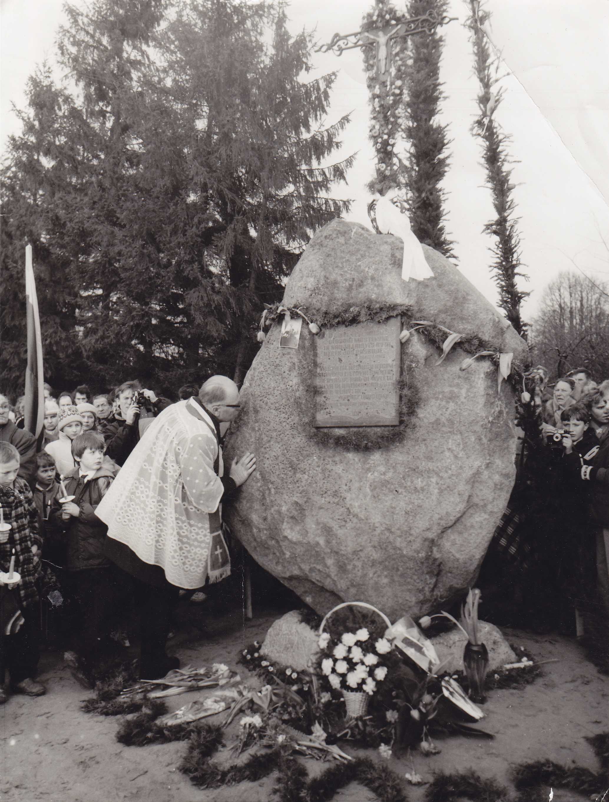 Paminklo Žadeikiuose atidengimo iškilmės. Prie paminklo palinkęs Pasvalio Šv. Jono Krikštytojo bažnyčios dekanas Alfonsas Jančys