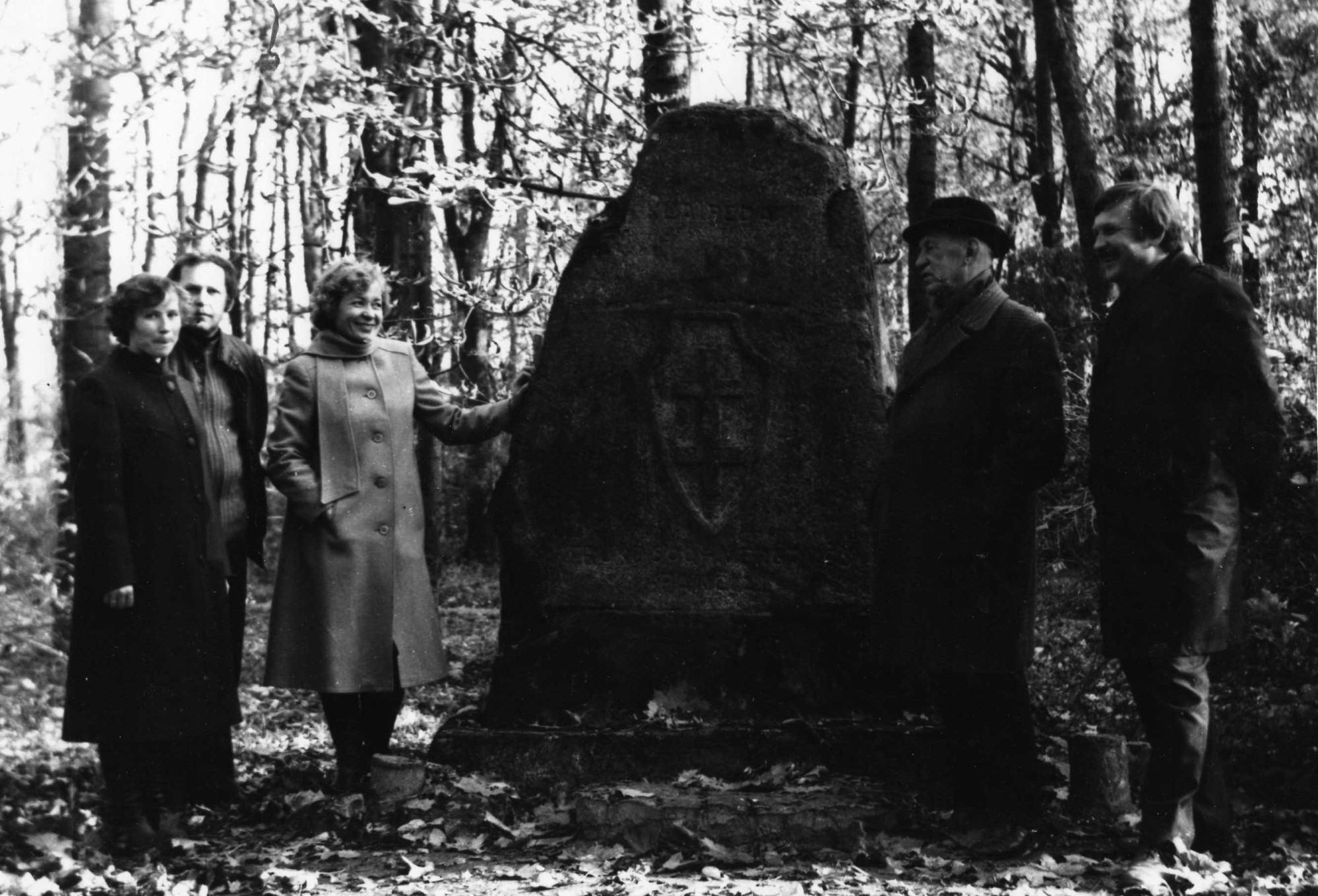 Prie paminklinio akmens Akademijos miestelyje. Profesorius, agronomas Petras Vasinauskas stovi antras iš dešinės. 1978 m. 