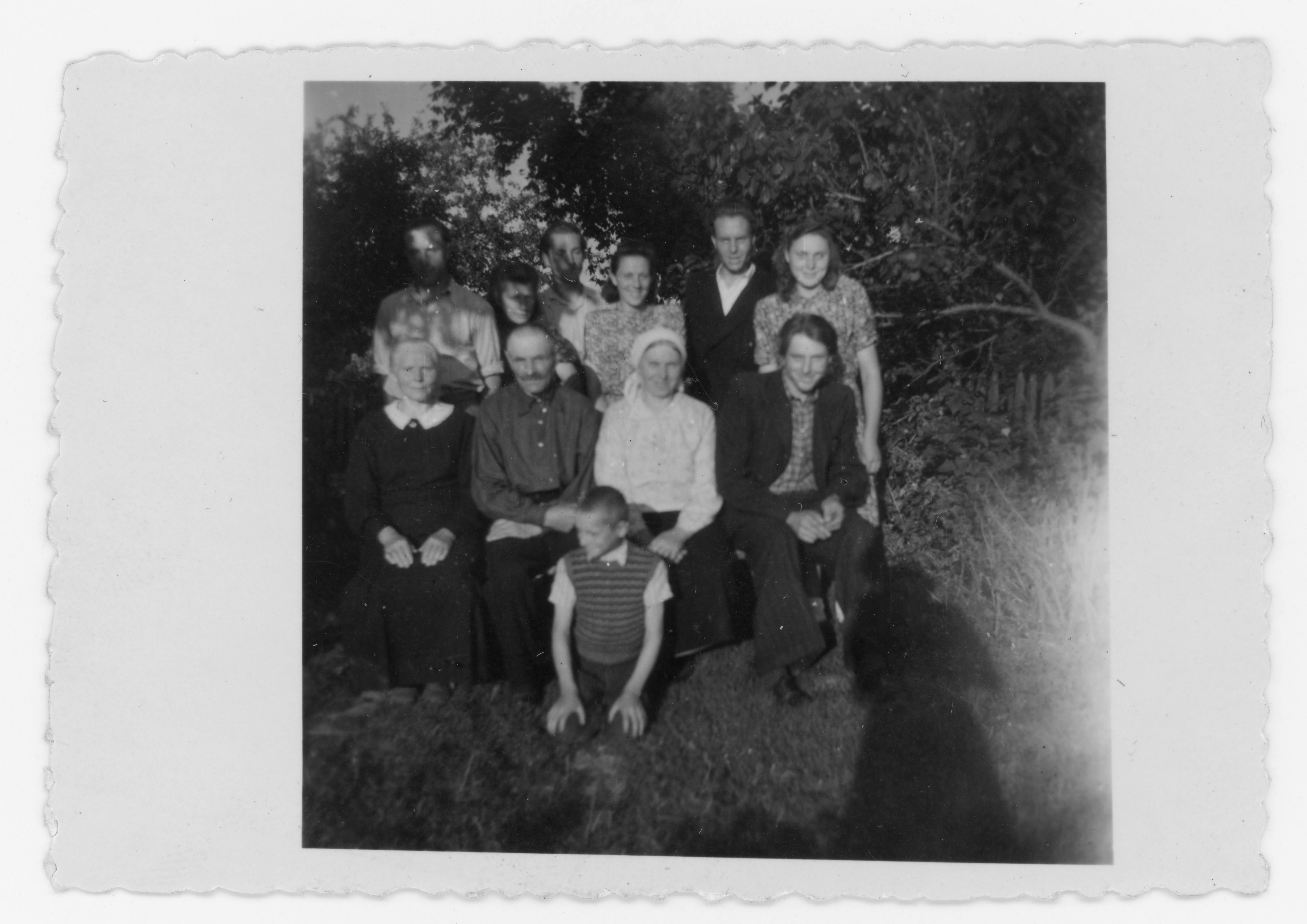 Mikelinskų giminė atostogauja pas tėvus ir tetą. Ratkūnai, 1956 m.