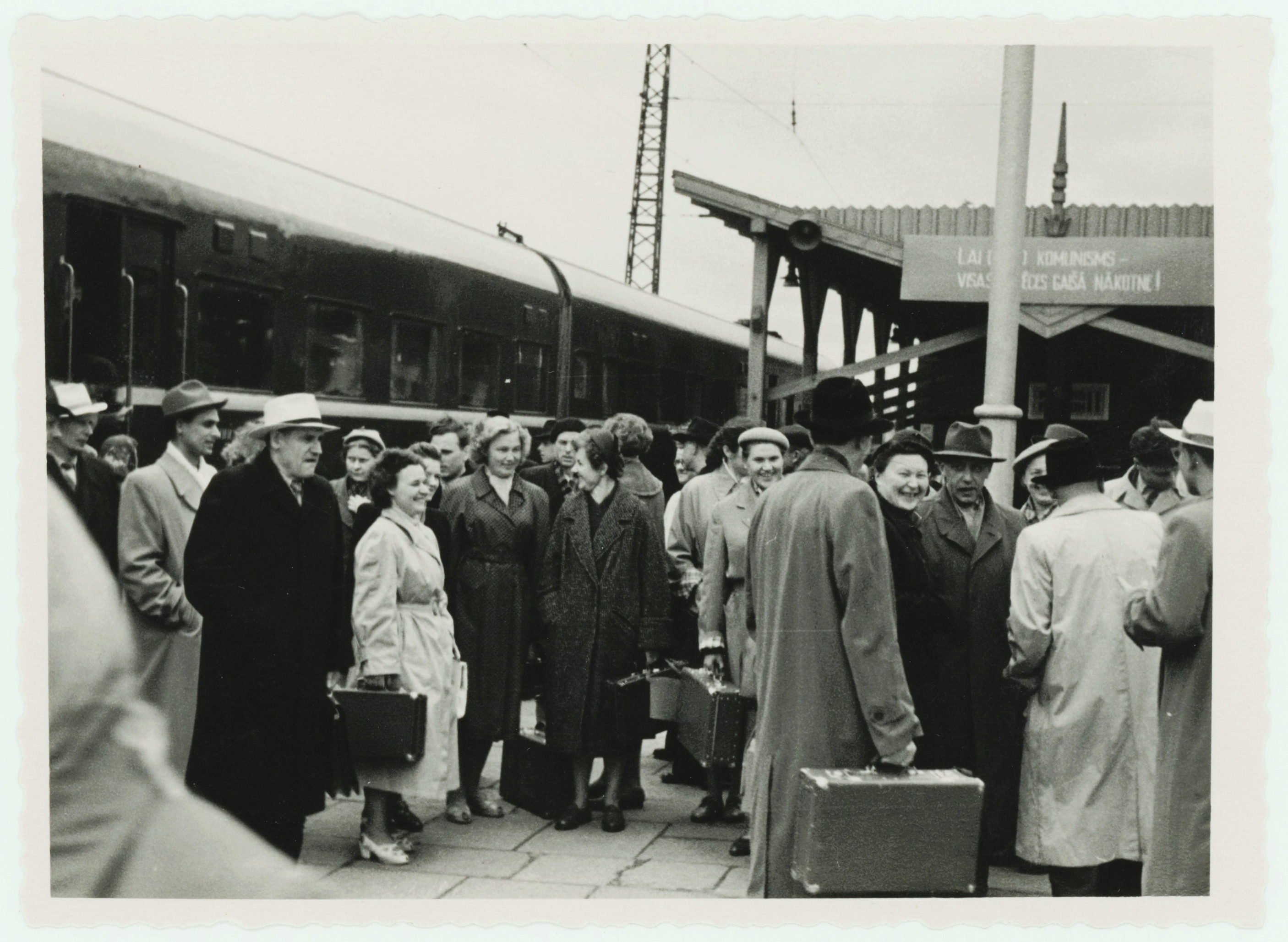 Jonas Mikelinskas minioje žmonių traukinių stotyje. Talinas, 1956 m. 
