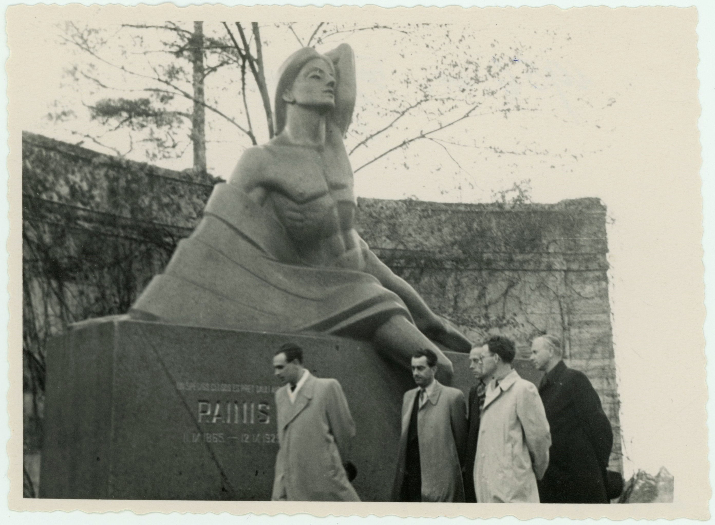 Jonas Mikelinskas grupėje žmonių. Ryga, 1956 m. 