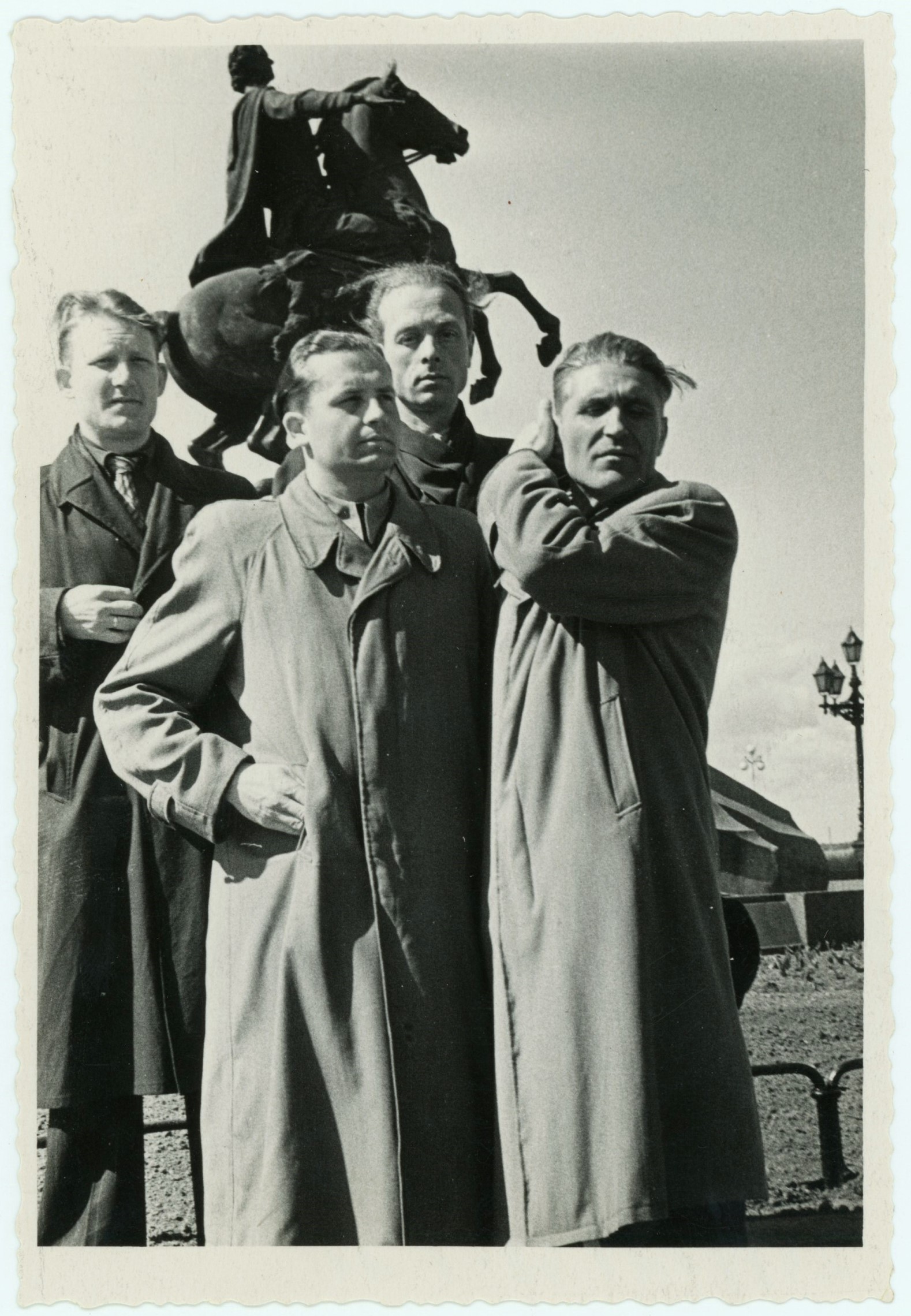 Jonas Mikelinskas (trečias iš kairės) grupėje žmonių. Leningradas, 1954 m. 