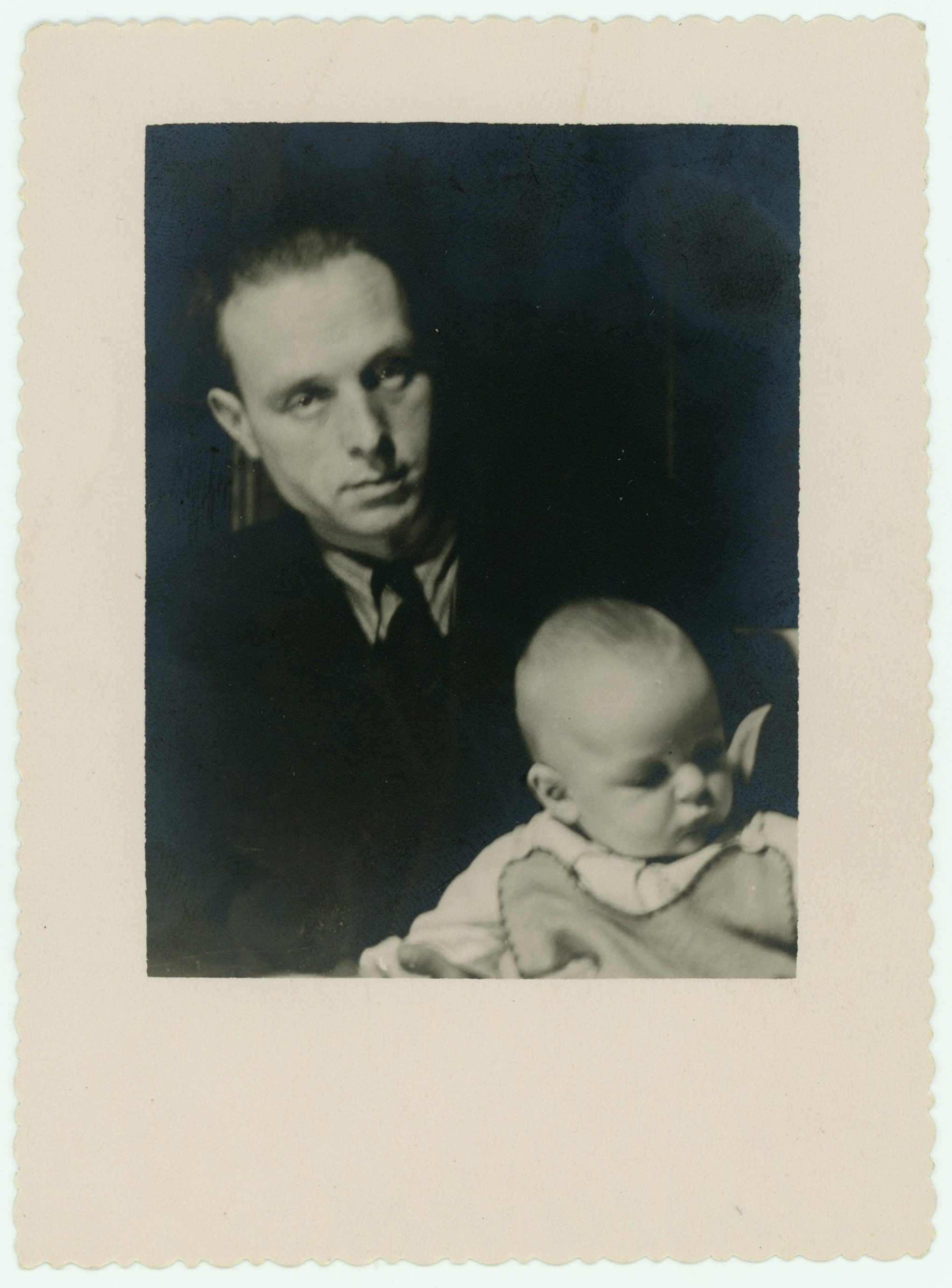 Jonas Mikelinskas su sūnumi Jonu. 1956 m. 