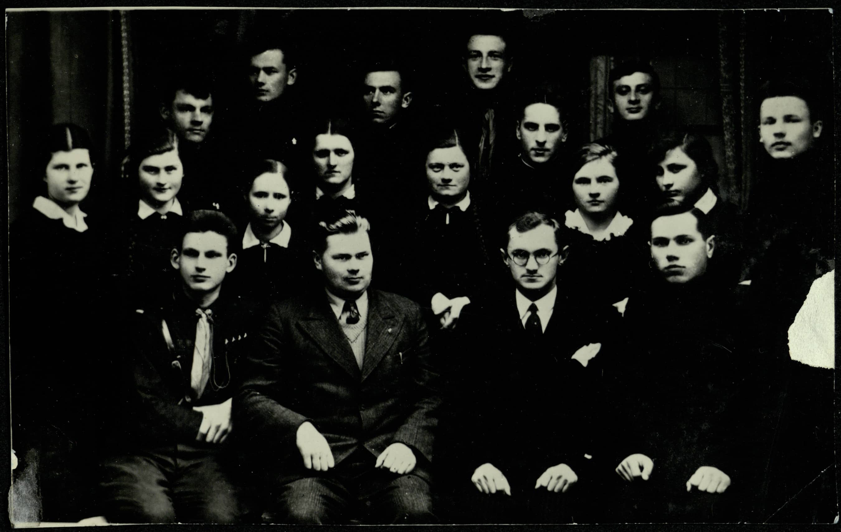 7-oji (priešpaskutinė) klasė. Pirmoje eilėje iš kairės: Julius Šidagis su skauto uniforma, inspektorius Vaclovas Baravykas, mokytojas Vladas Kulbokas ir mokinys Antanas Strabulis. 1934 m.  