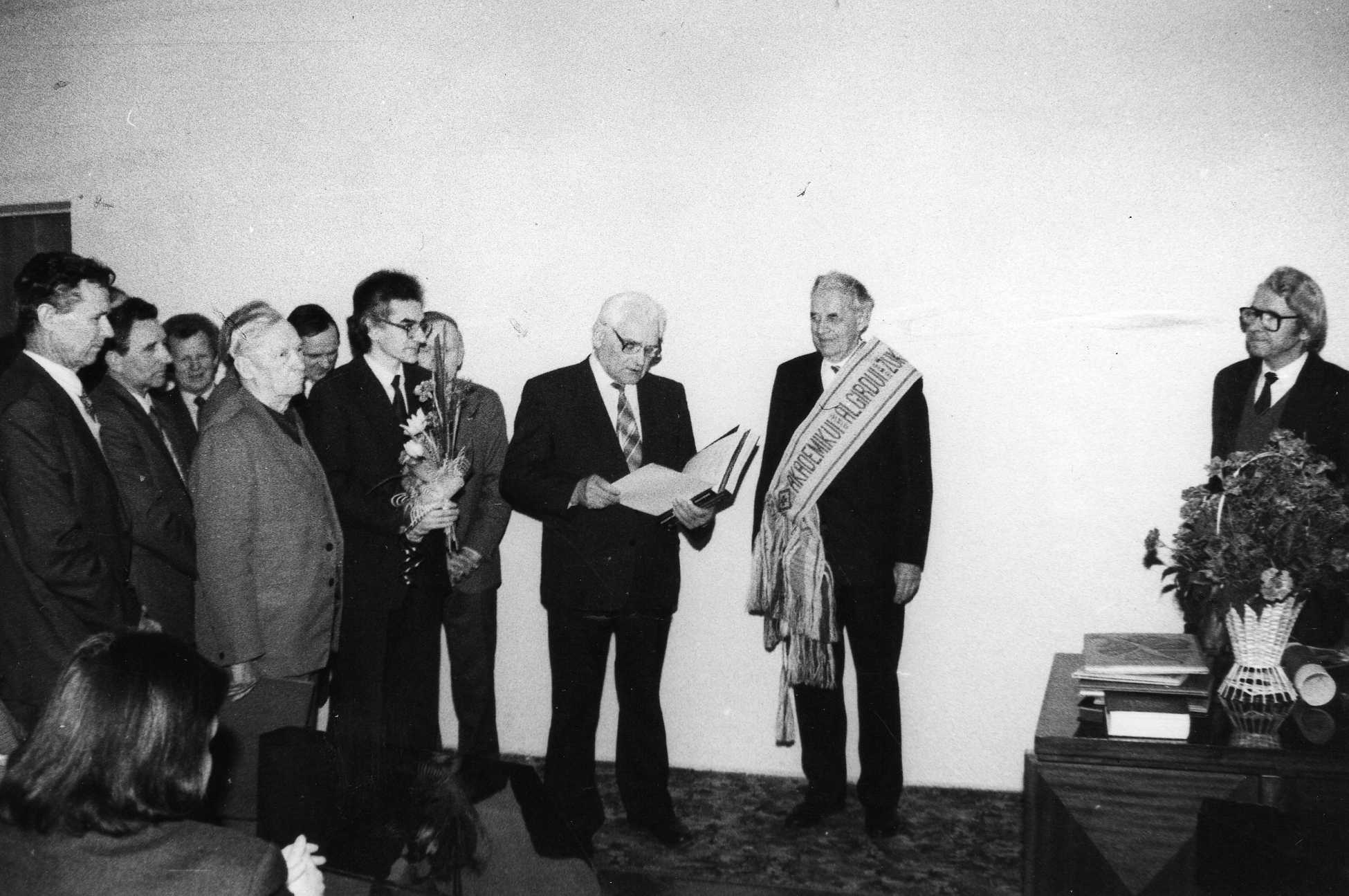 Akademiko Algirdo Žukausko 75-metis. Prof. Petras Vasinauskas (stovi šalia kolegos, kuris laiko gėlių puokštę). 1993 m.