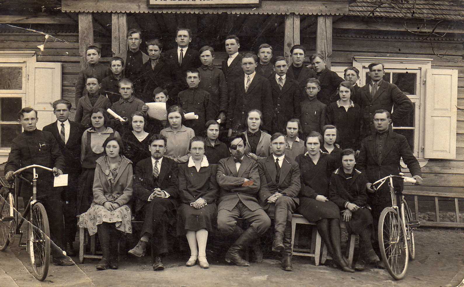 Anykščių žemės ūkio klasės mokiniai. Mokytojas Petras Vasinauskas (pirmoje eilėje sėdi penktas iš kairės). 1930 m.