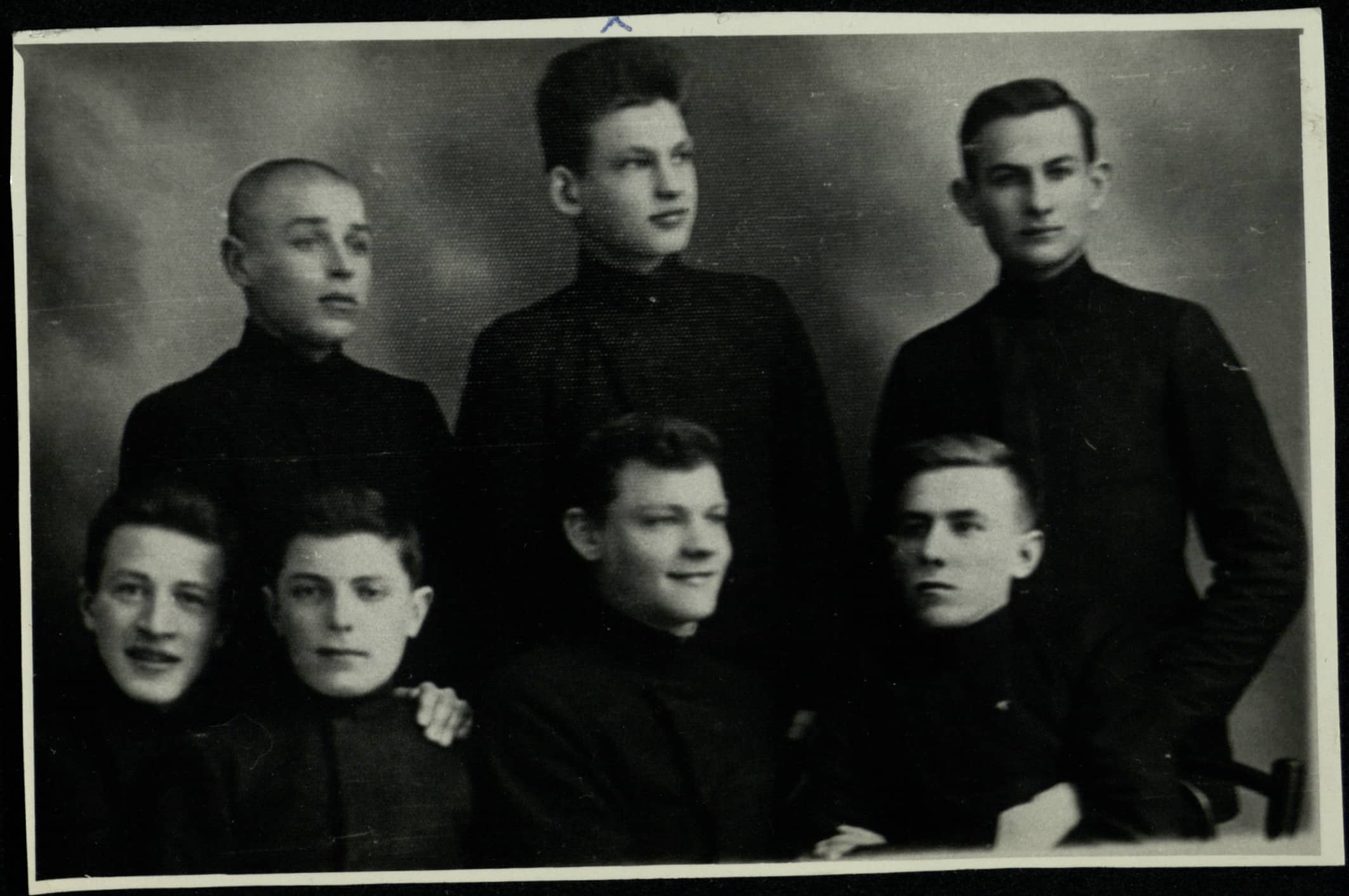 Pasvalio aukštesniosios komercijos mokyklos moksleiviai. Julius Šidagis antroje eilėje, viduryje. Apie 1934 m. 