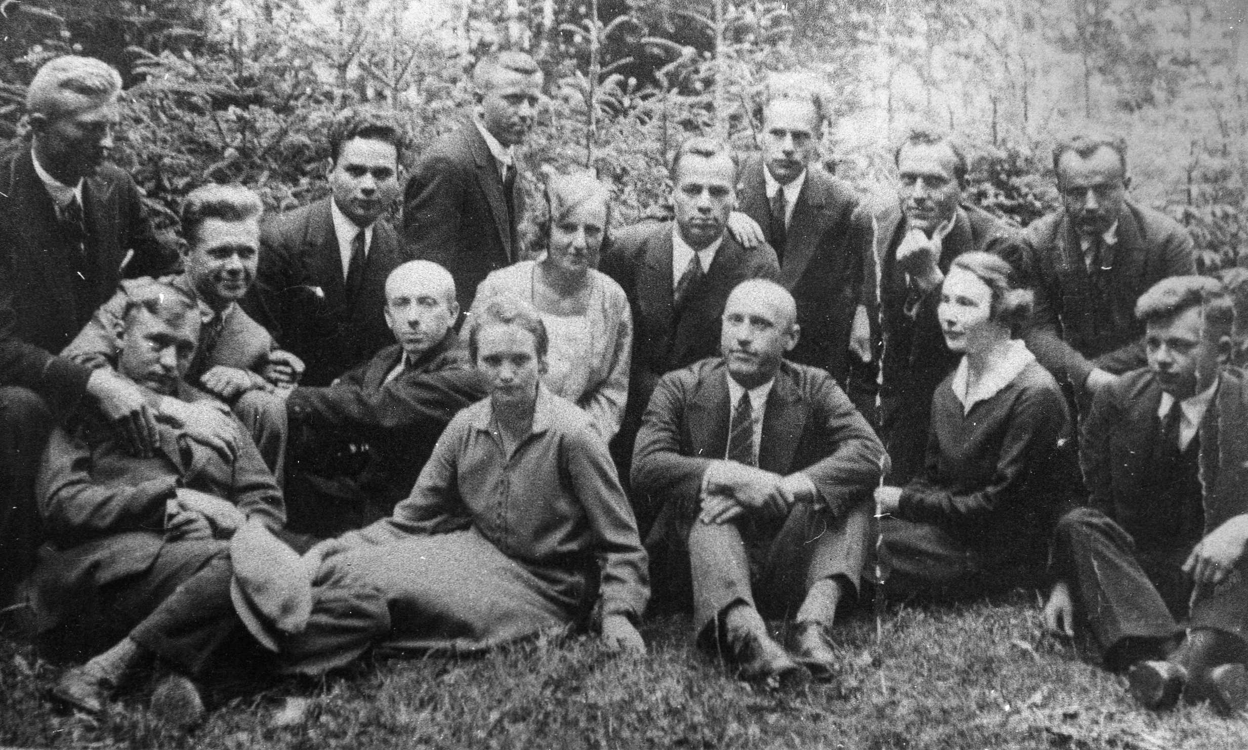 Po diplominių egzaminų. Būsimasis profesorius, agronomas Petras Vasinauskas (pirmoje eilėje pirmas iš kairės). 1931 m. 