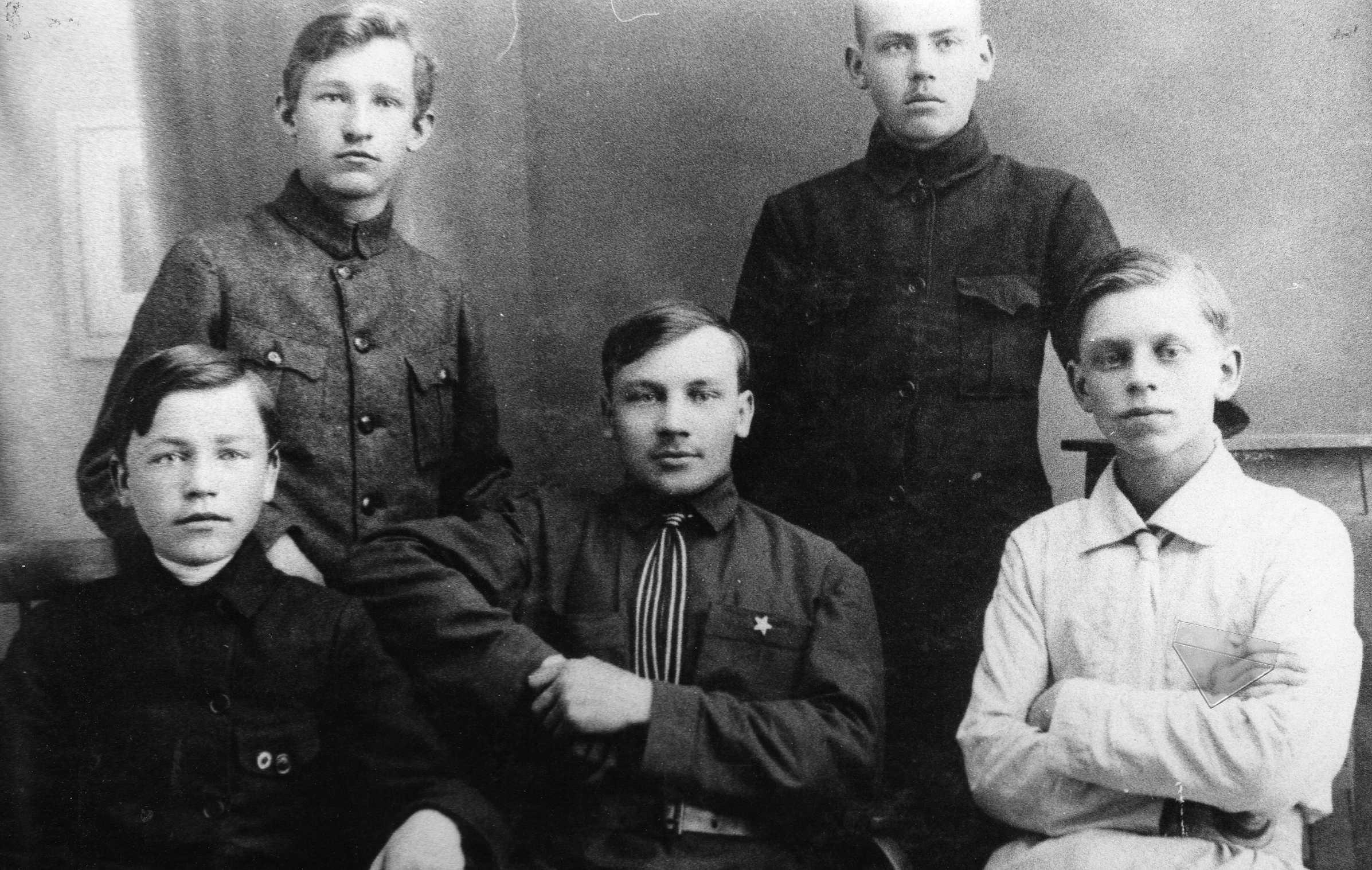 Biržų gimnazijos Aušrininkų draugijos nariai. Pirmininkas – būsimasis profesorius, agronomas Petras Vasinauskas (stovi pirmas iš kairės). 1924–1925 m.