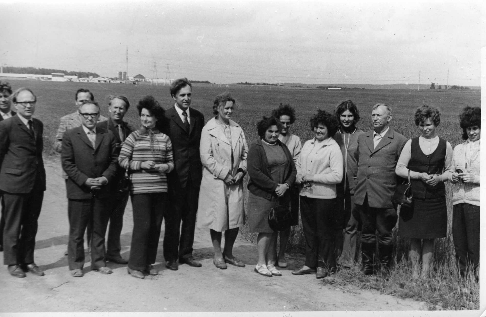 Dėstytojų viešnagė su mokslininkais Baltojoje Vokėje. Petras Vasinauskas (trečias iš dešinės). 1973 m.