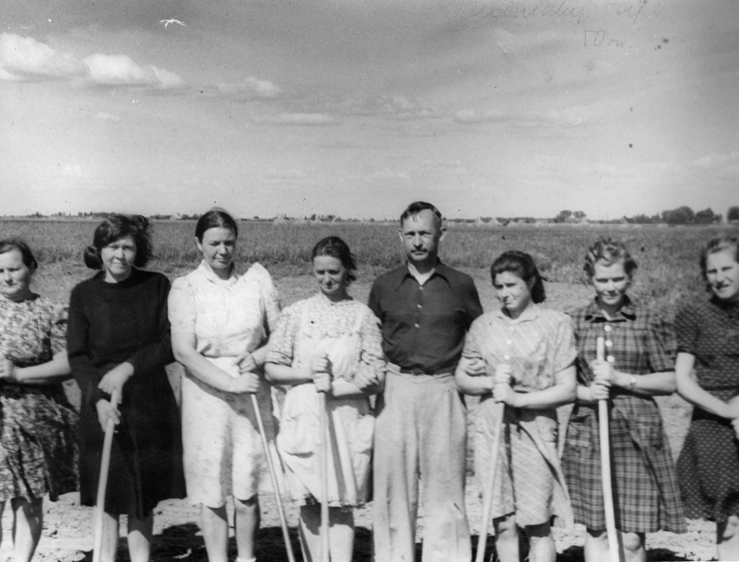 Dotnuvos bandymų stoties direktorius Petras Vasinauskas su darbininkėmis. 1950 m.