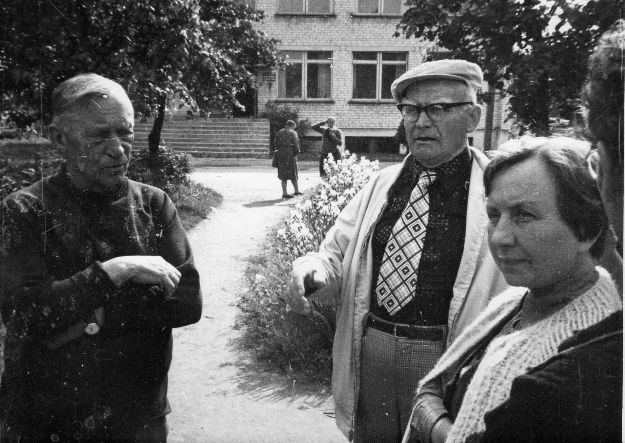 Ekspedicija į Žemaitiją. Eksponatų rinkimas Arklio muziejui. Prof. Petras Vasinauskas (kairėje). 1980 m.