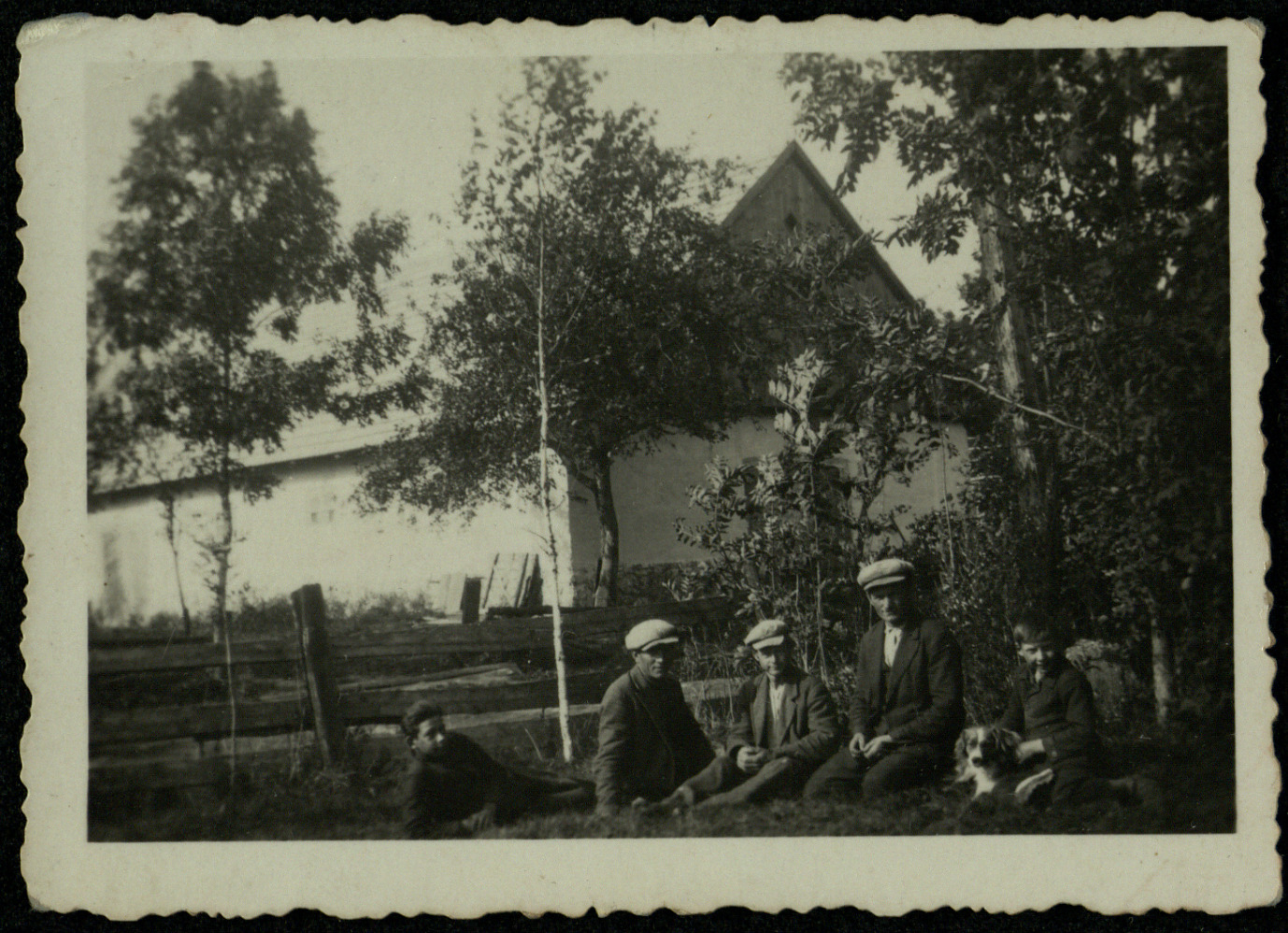Girpetrių kaimynai sekmadienio saulėje. Apie 1933–1934 m. 