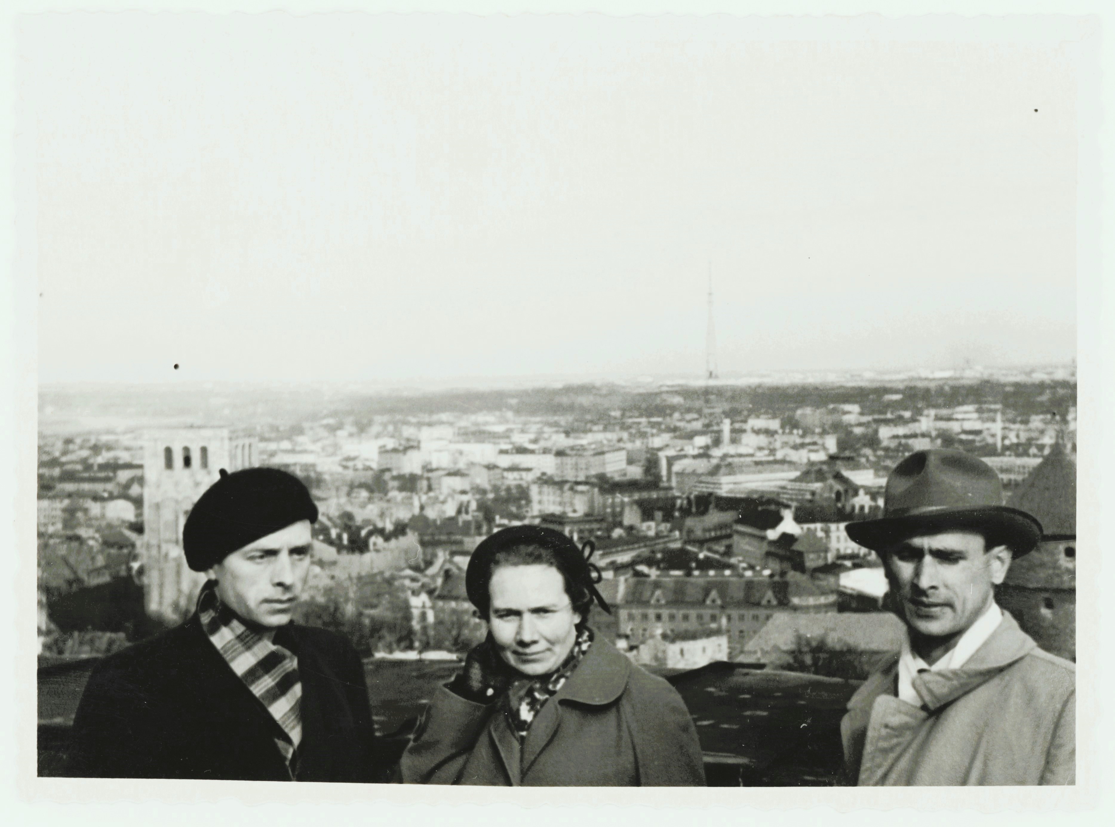 Jonas Mikelinskas (pirmas iš kairės) su kitais asmenimis. Talinas, 1956 m. 