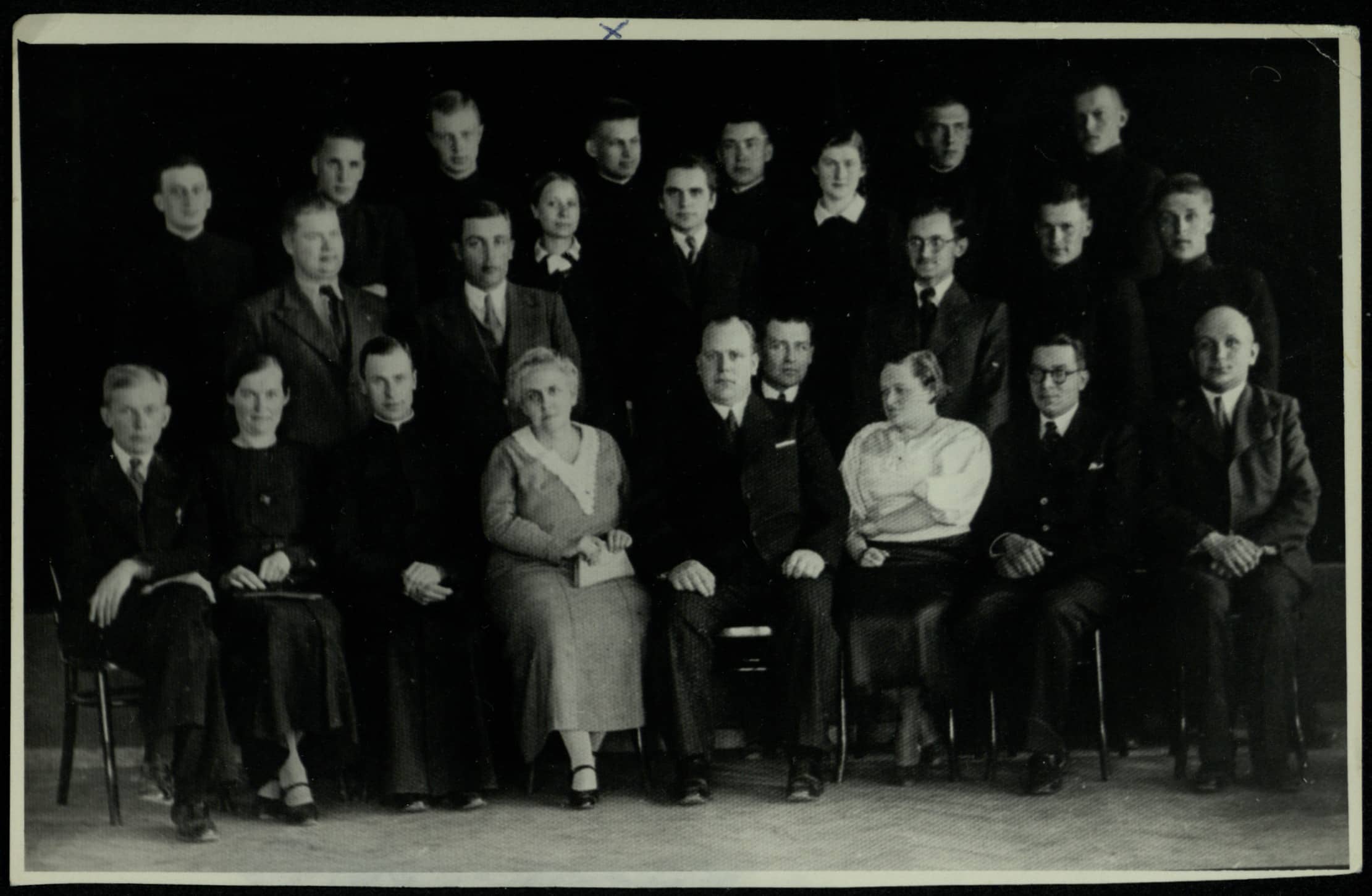 IV laidos abiturientai su mokytojais. Julius Šidagis paskutinėje eilėje ketvirtas iš kairės. 1936 m. 