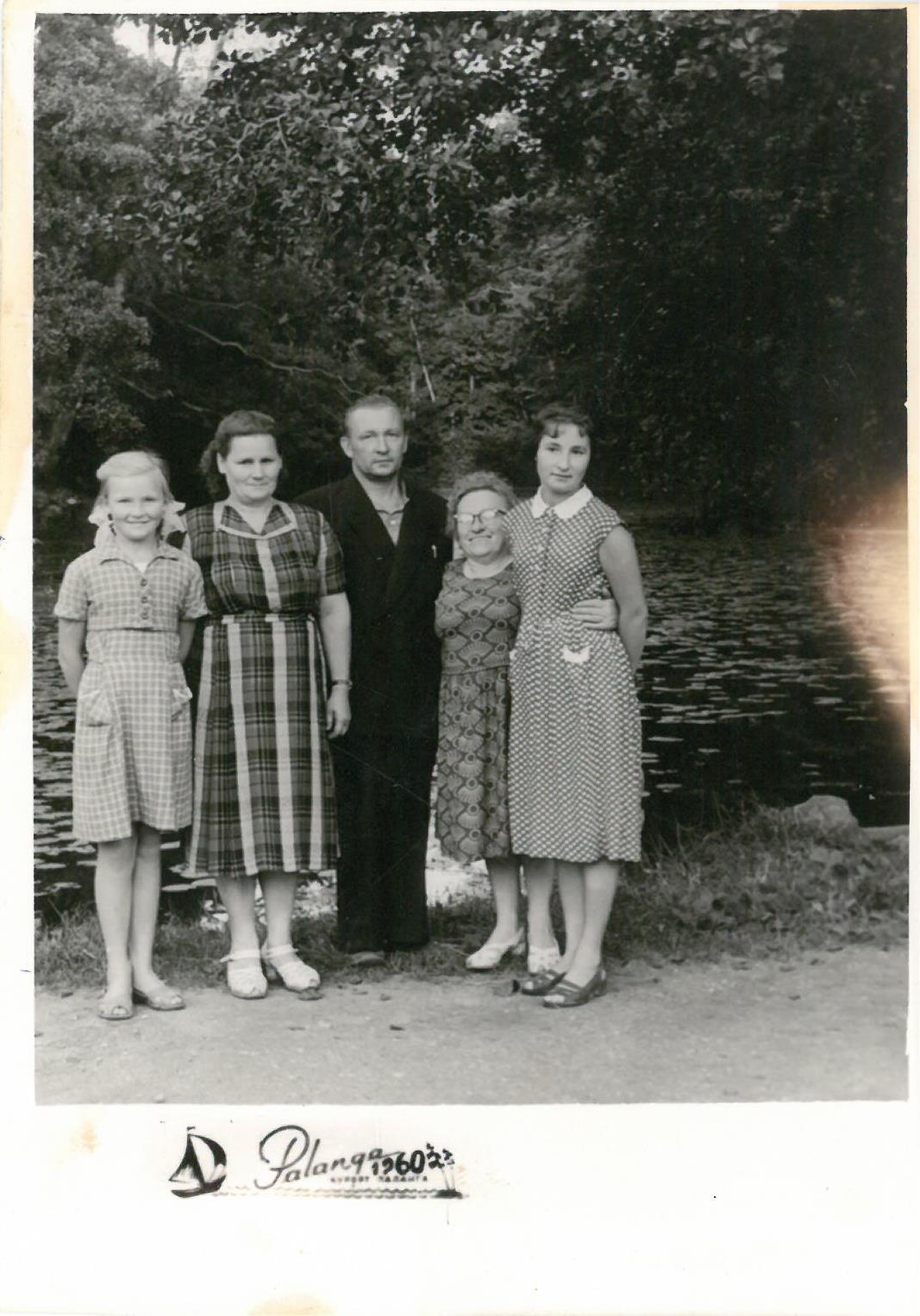 Profesoriaus, agronomo Petro Vasinausko brolis Ignas Vasinauskas su artimaisiais. 1960 m.