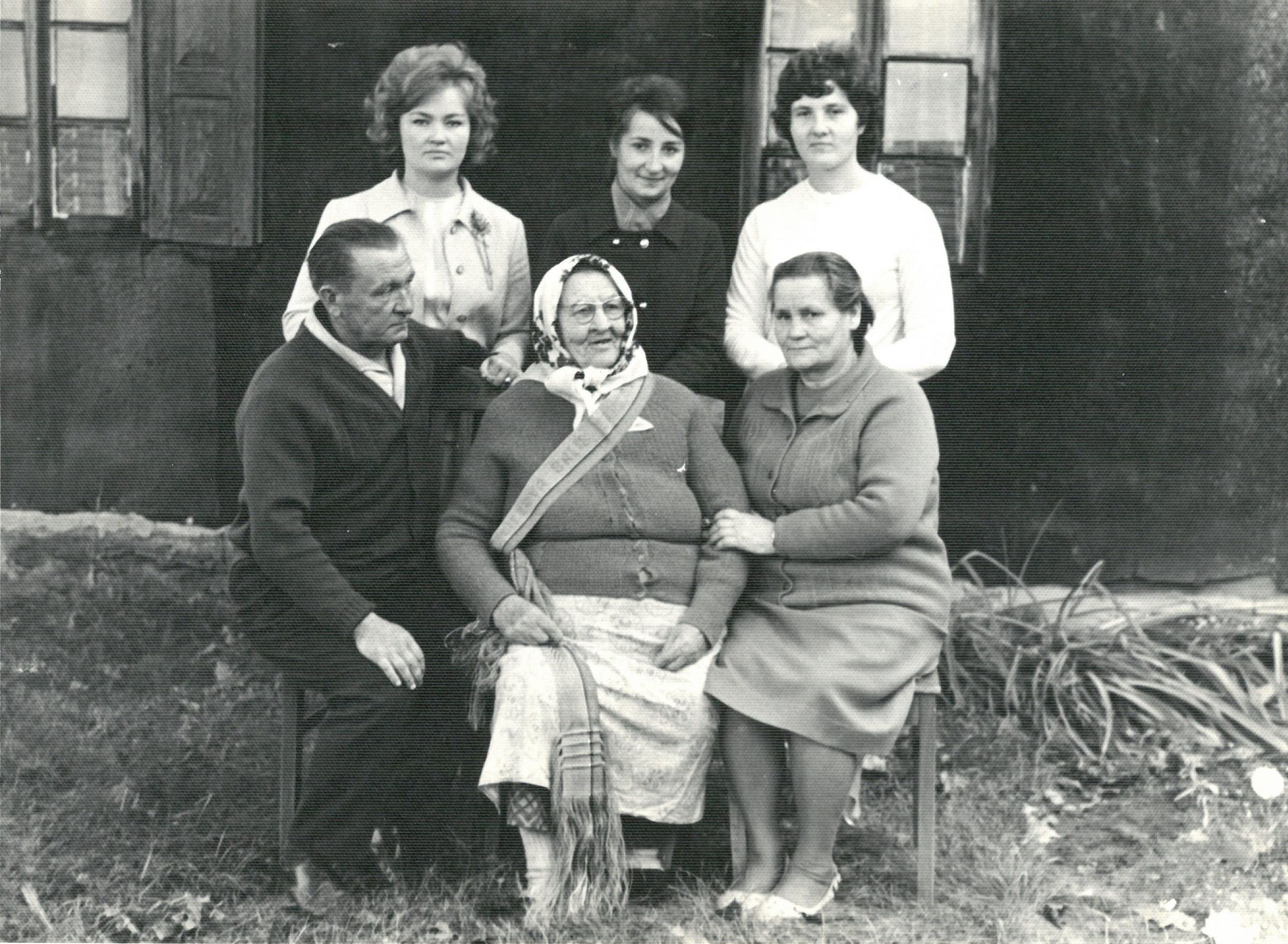 Profesoriaus, agronomo Petro Vasinausko motinos Agotos Vasinauskienės (Čeponytės) 90-mečio jubiliejus. Bendrai fotografijai pozuoja profesoriaus motina ir brolis Ignas Vasinauskas su šeima. 1972 m.  