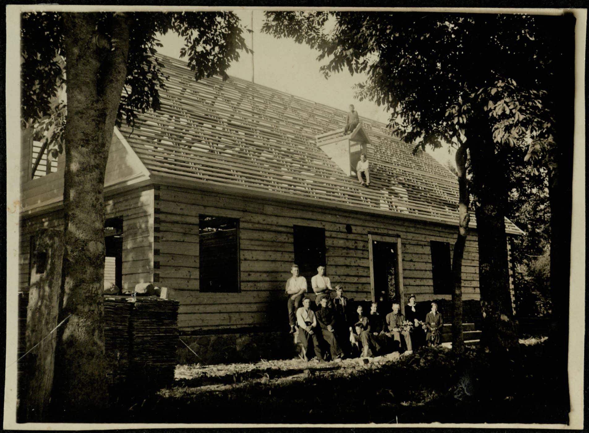 Vainiko iškėlimas virš naujo Šidagių šeimos namo Girpetriuose. Julius Šidagis sėdi priekyje. 1934 m. 