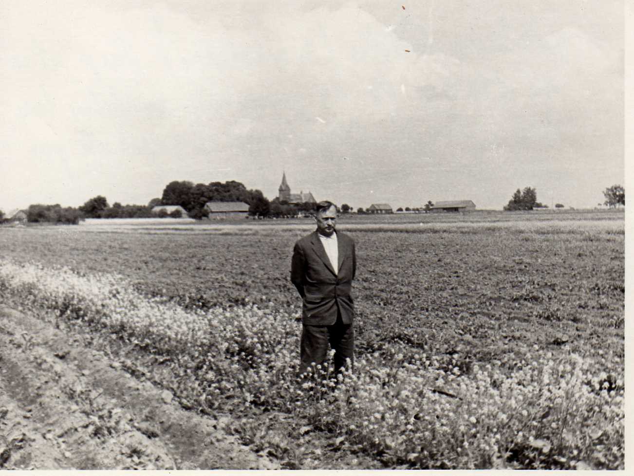 Lietuvos žemdirbystės instituto direktorius Petras Vasinauskas Lietuvos laukuose. 1961 m. 