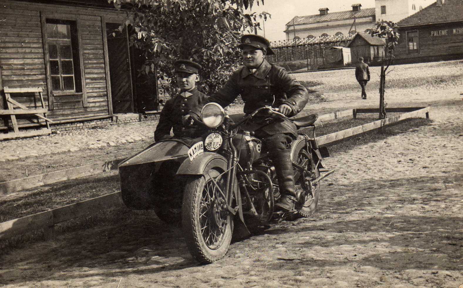 Profesoriaus, agronomo Petro Vasinausko brolis Kazimieras Vasinauskas vairuoja motociklą. Apie 1942 m. 