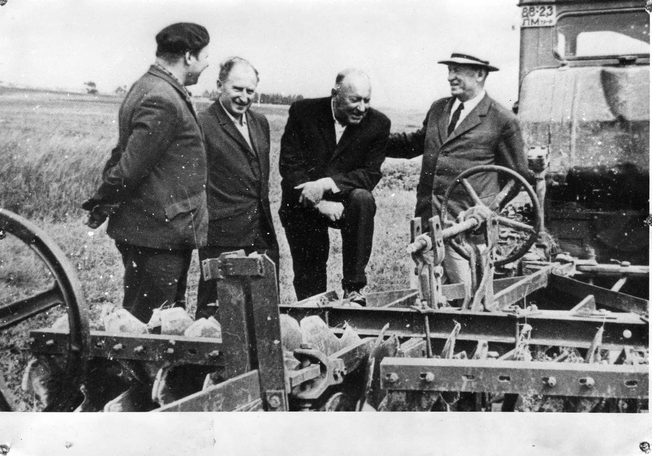 Prof. Petras Vasinauskas (ketvirtas iš kairės) konsultuoja pasvaliečius agronomus. J. Baltakis (antras iš kairės), Petrulis (trečias iš kairės) 