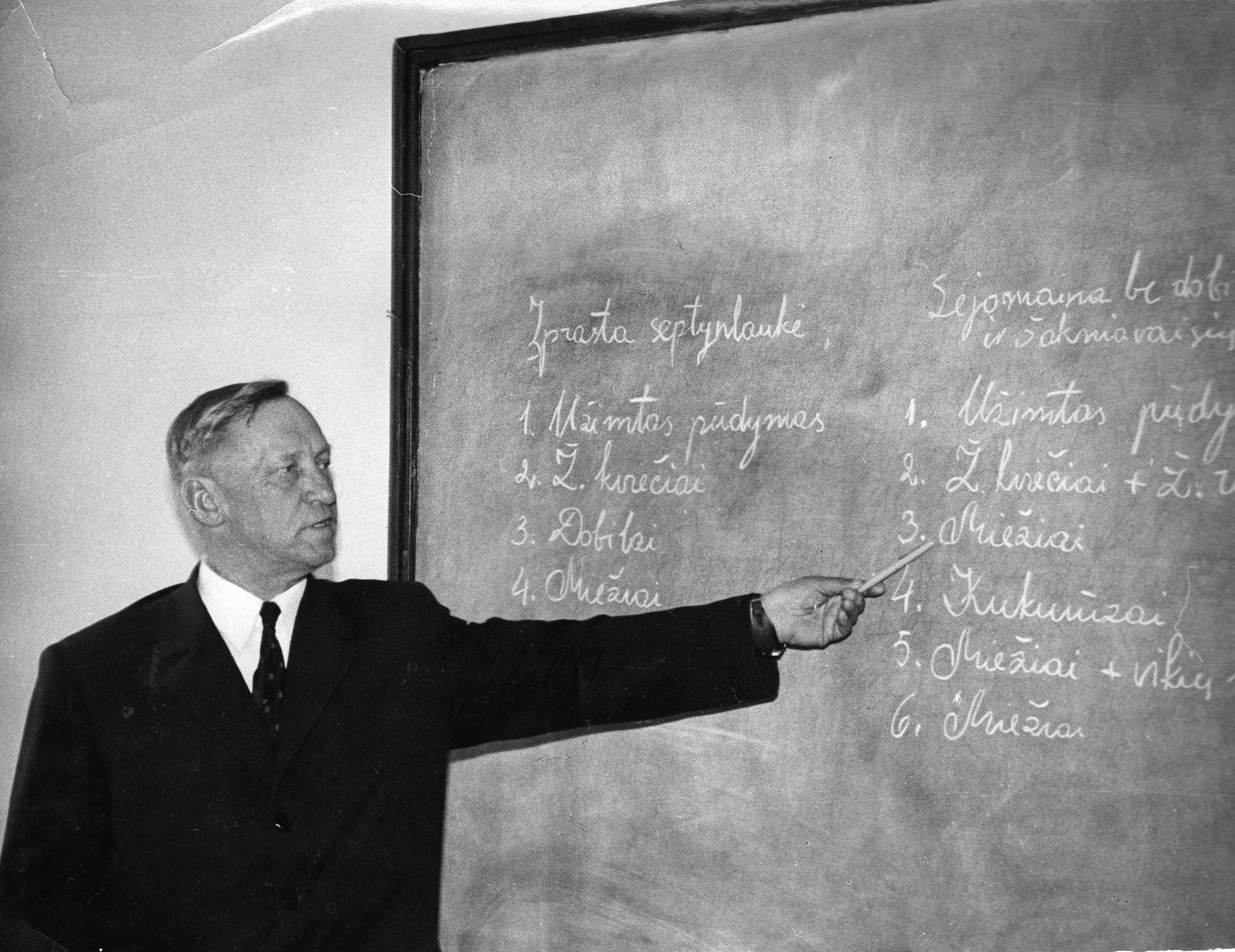 Lietuvos žemės ūkio akademijos dėstytojas prof. Petras Vasinauskas – Lietuvos nusipelnęs mokslo veikėjas. 1976 m.