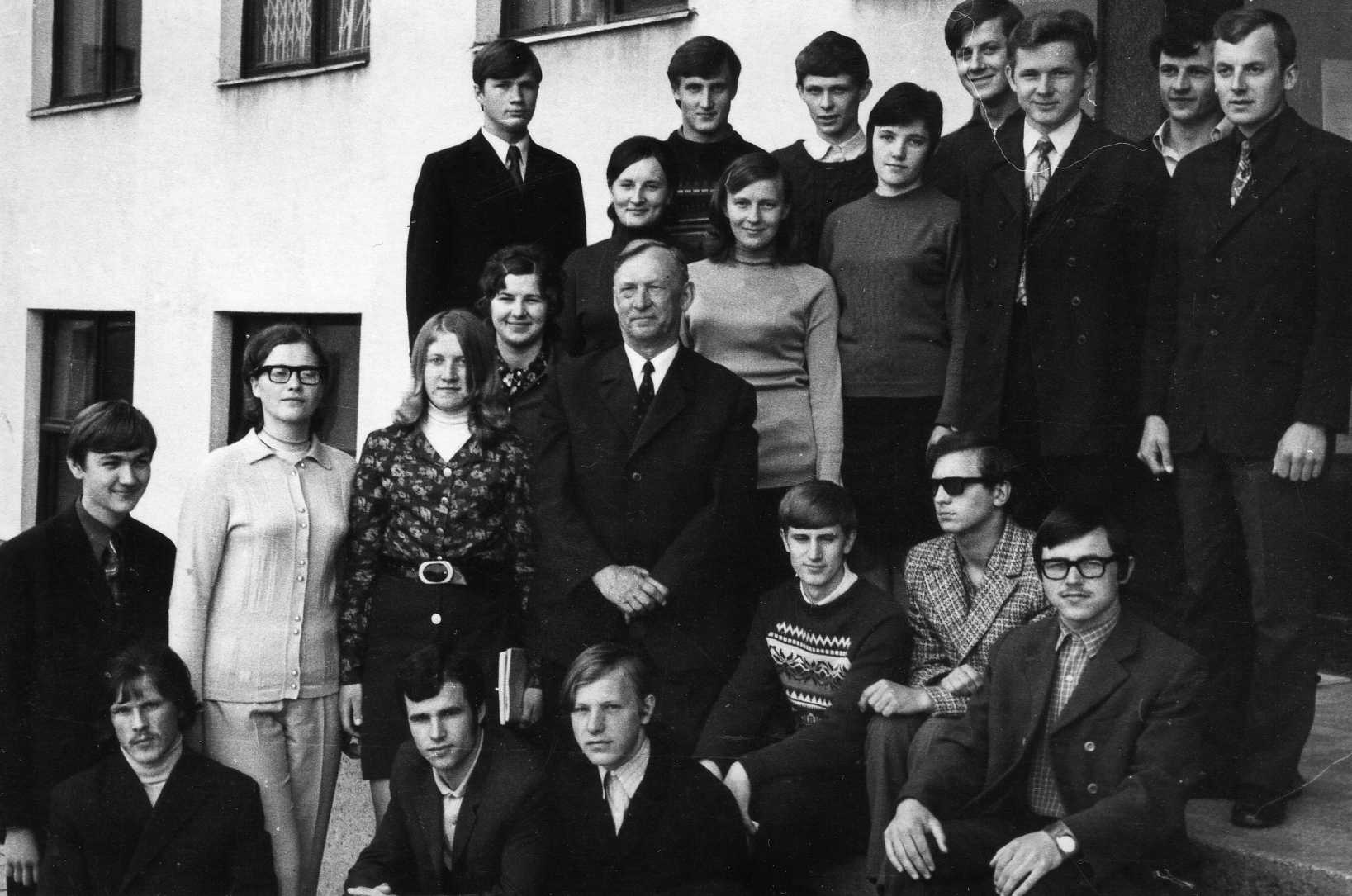 Lietuvos žemės ūkio akademijos profesorius Petras Vasinauskas (antroje eilėje ketvirtas iš kairės) su auklėjamąja grupe. 1973 m.
