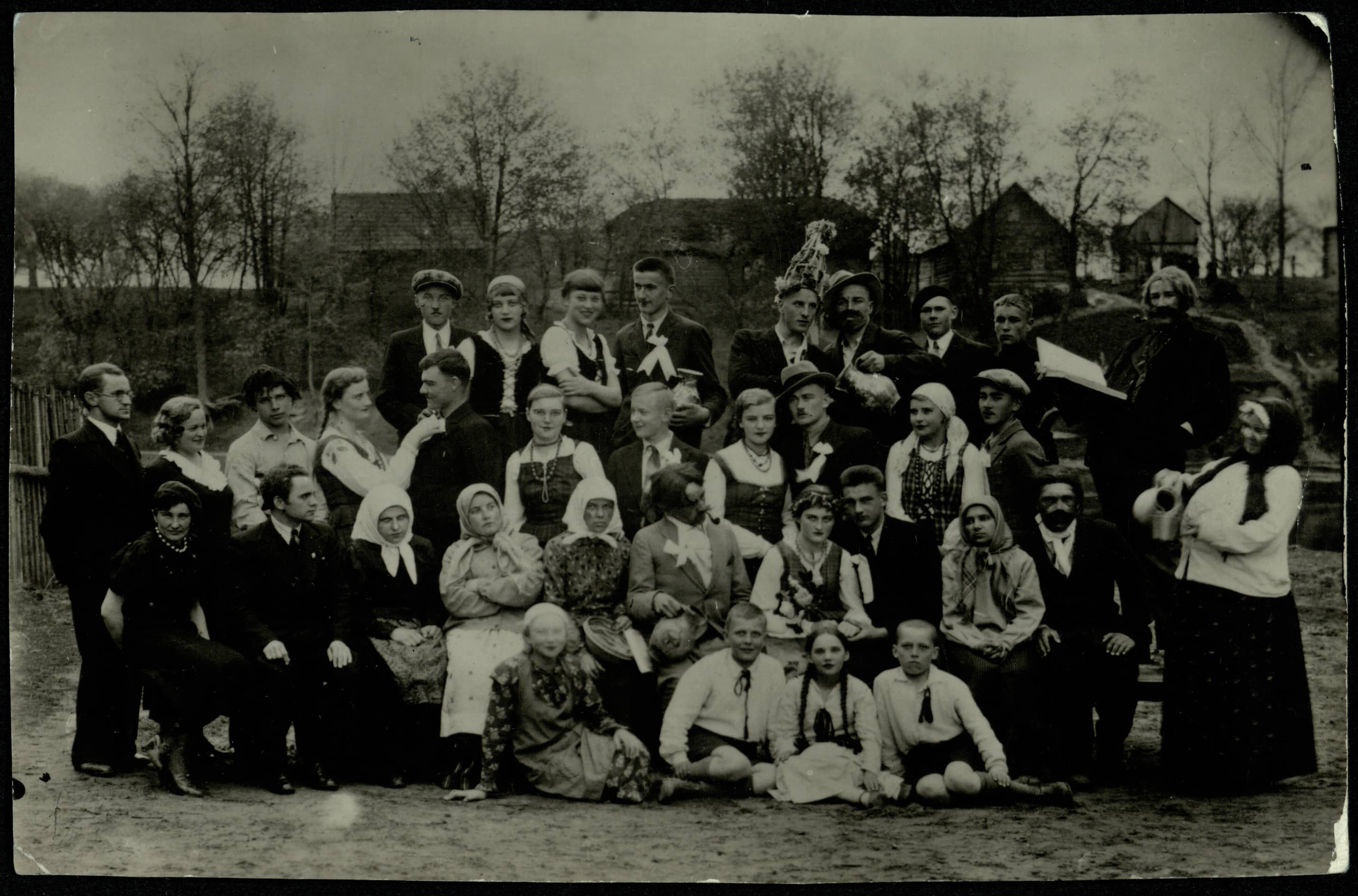 Sceninė kompozicija „Lietuviškos vestuvės“ Pasvalio aukštesniojoje komercijos mokykloje. Jaunojo ir jaunosios vaidmenis atliko Julius Šidagis ir Elena Neimantaitė. 1935 m. 