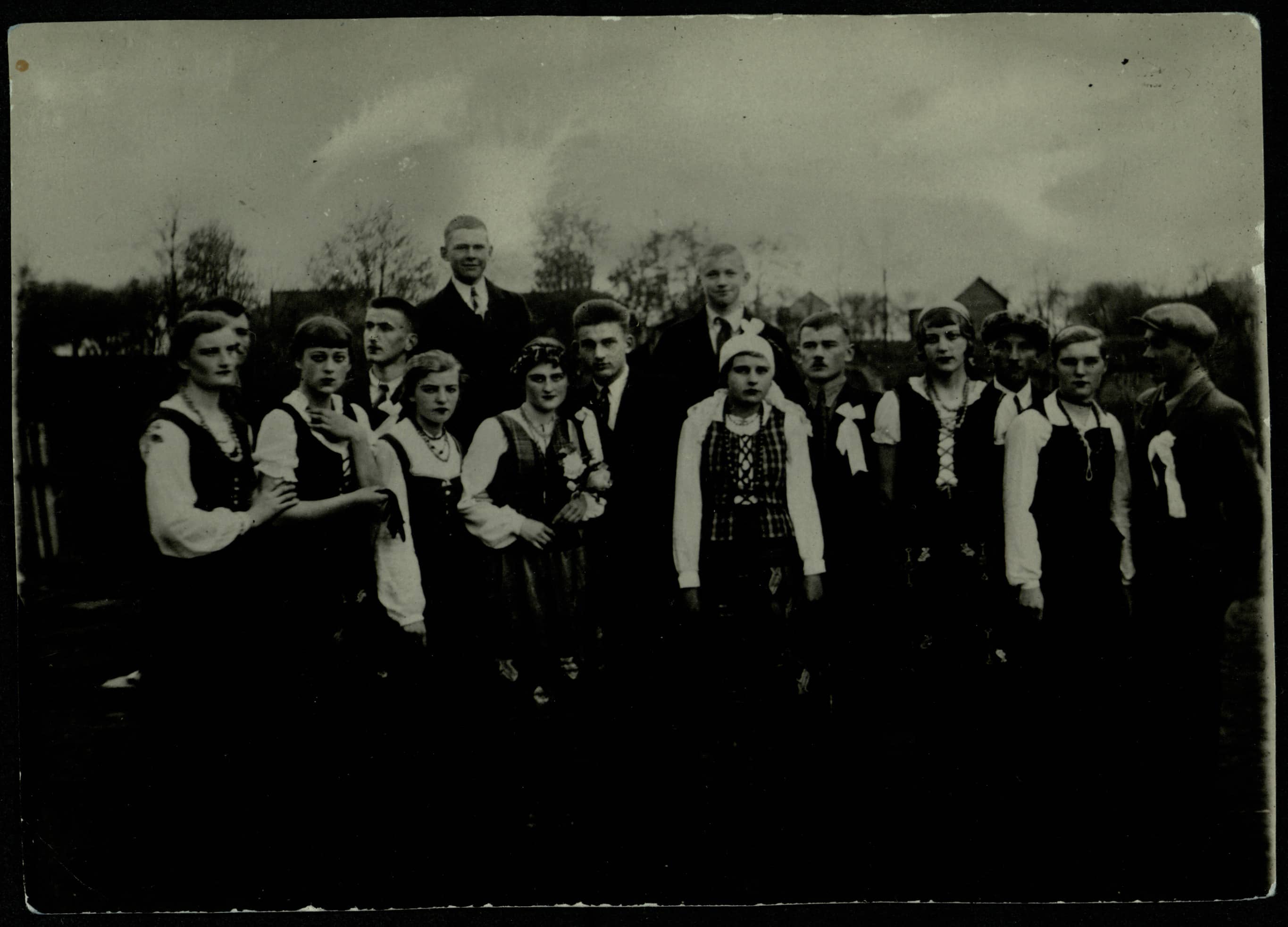 Sceninė kompozicija „Lietuviškos vestuvės“ Pasvalio aukštesniojoje komercijos mokykloje. Jaunojo ir jaunosios vaidmenis atliko Julius Šidagis ir Elena Neimantaitė. 1935 m. 