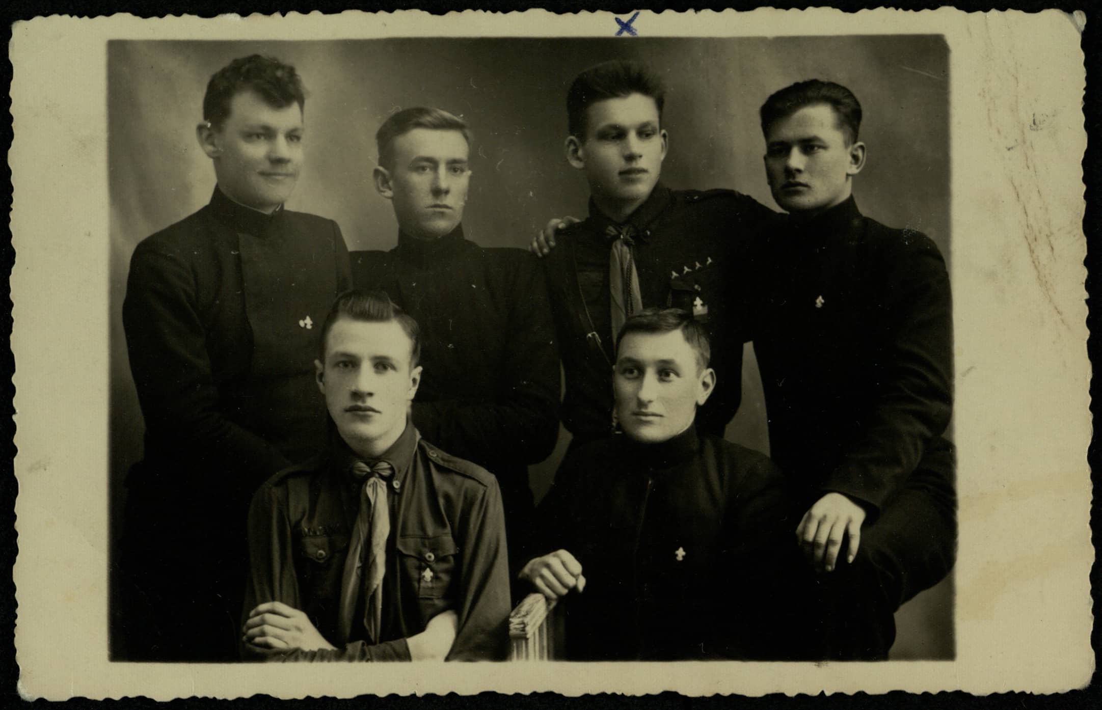 Pasvalio aukštesniosios komercijos mokyklos (LPF) būrelio nariai. Julius Šidagis su skauto uniforma antroje eilėje antras iš dešinės. 1935 m. 