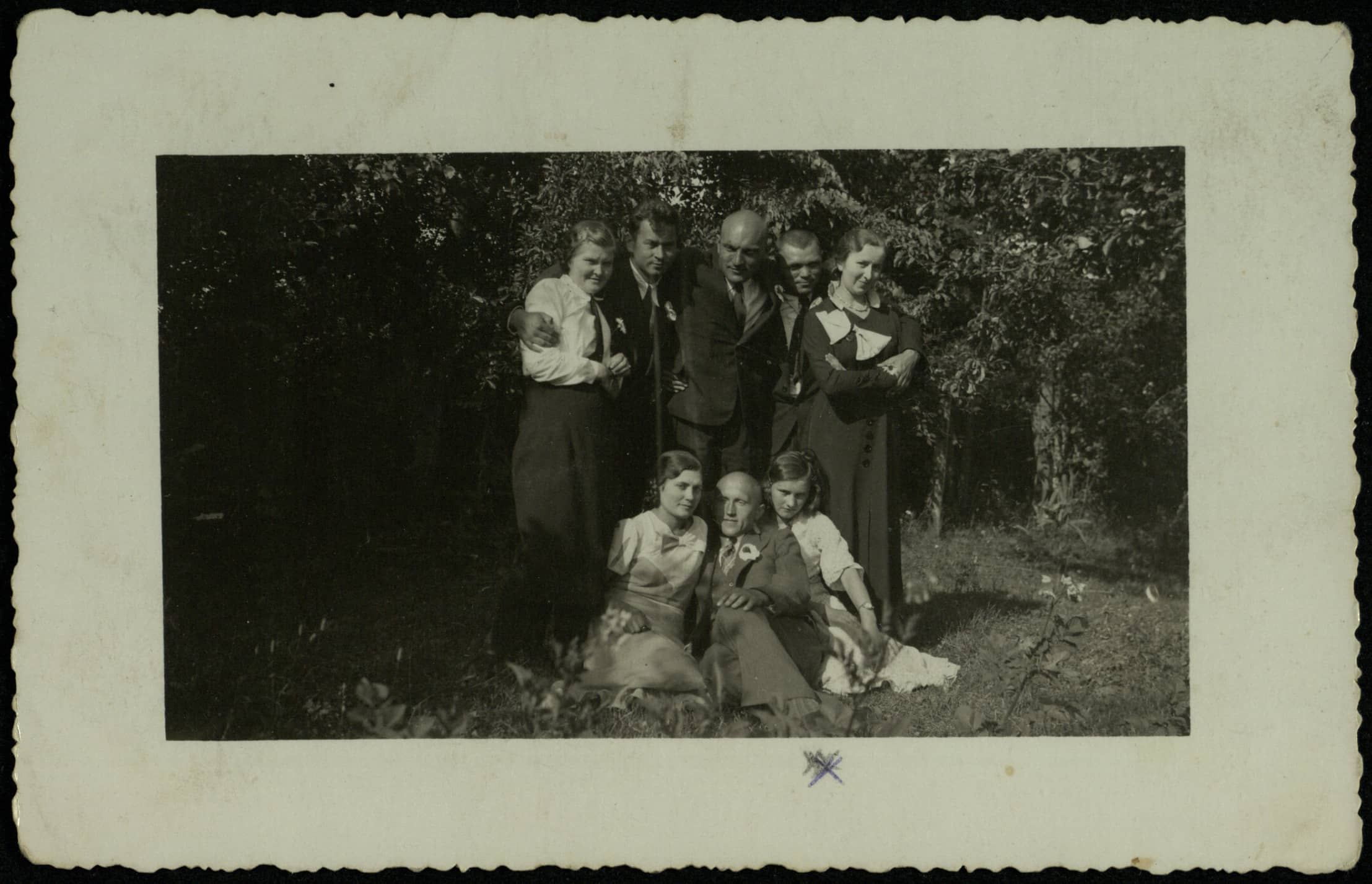 Linksmųjų brolių oktetas Elzės Šidagytės vestuvėse. Pirmoje eilėje iš dešinės Juliaus Šidagio būsimoji žmona Birutė Barisaitė. 1935 m. 