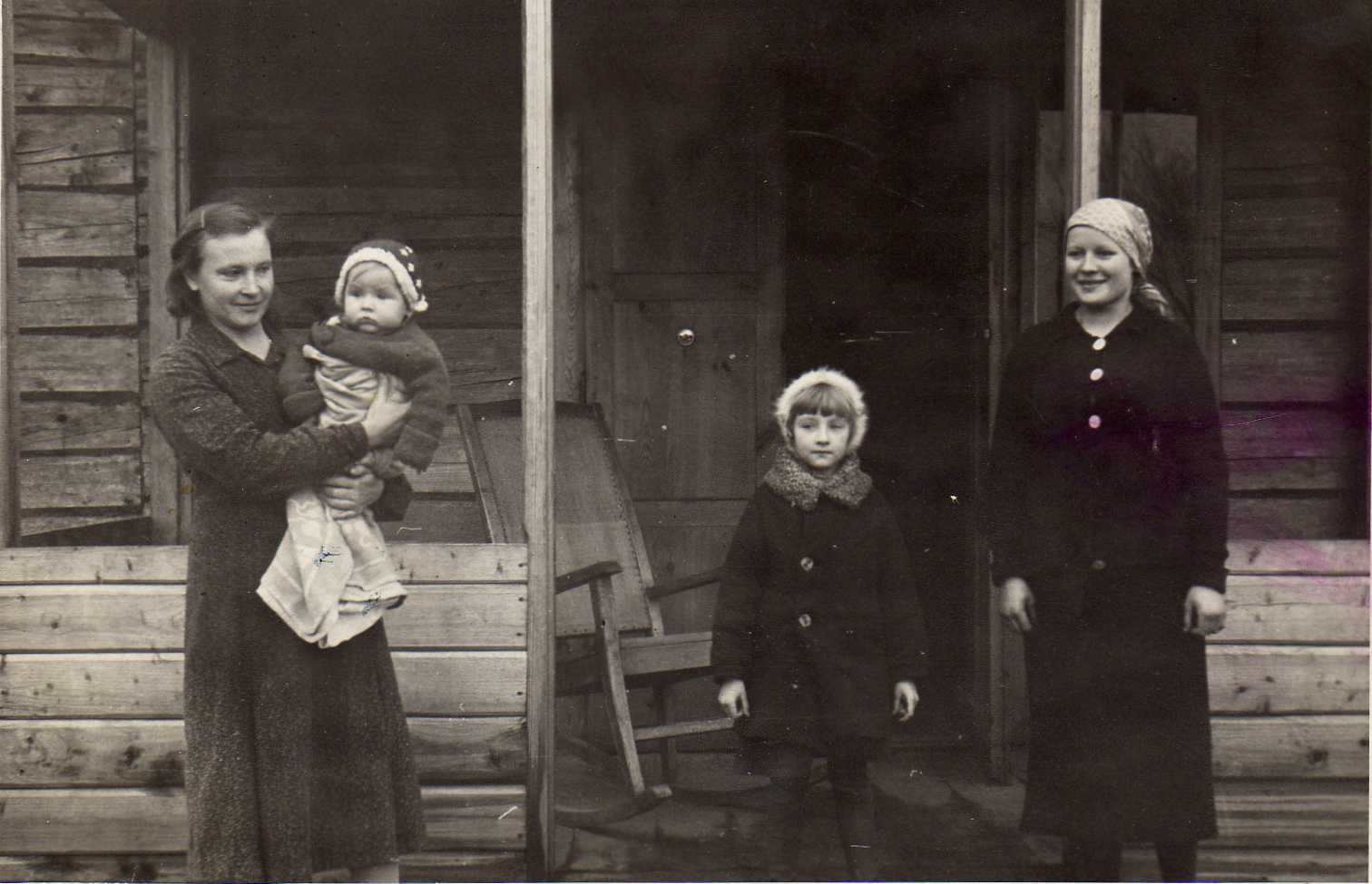 Profesoriaus, agronomo Petro Vasinausko žmona Ona Vasinauskienė (Malakauskaitė) (pirma iš kairės) su dukterimis Danute ir Ona Laimute. 1939 m. 