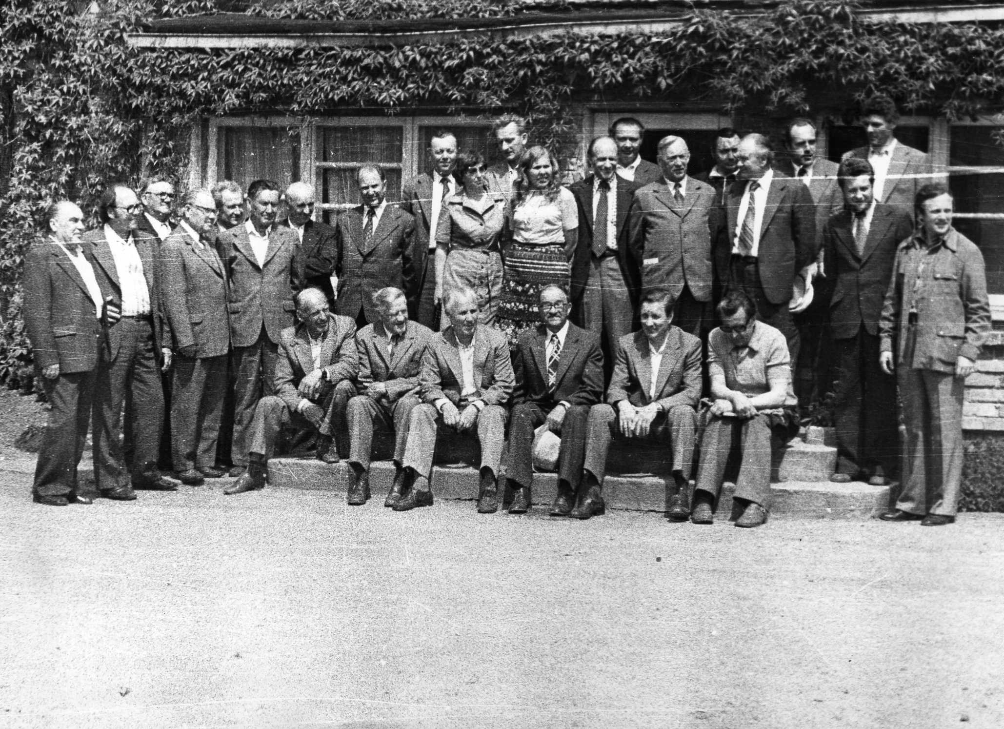 P. Vasinauskas (antroje eilėje ketvirtas iš dešinės) su Lietuvos žemdirbystės instituto eksperimentinio ūkio specialistais. 1965 m. 