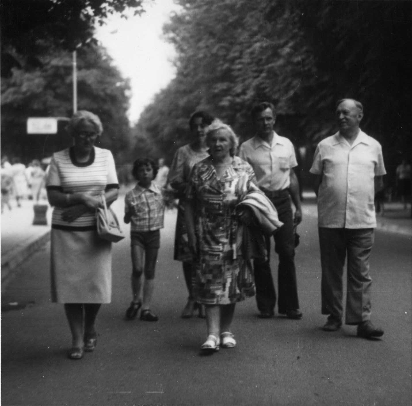 Profesorius, agronomas Petras Vasinauskas su žmona Ona Vasinauskiene (Malakauskaite) ir sūnumi Algiu, ir jo šeima. Palanga, 1978 m. 