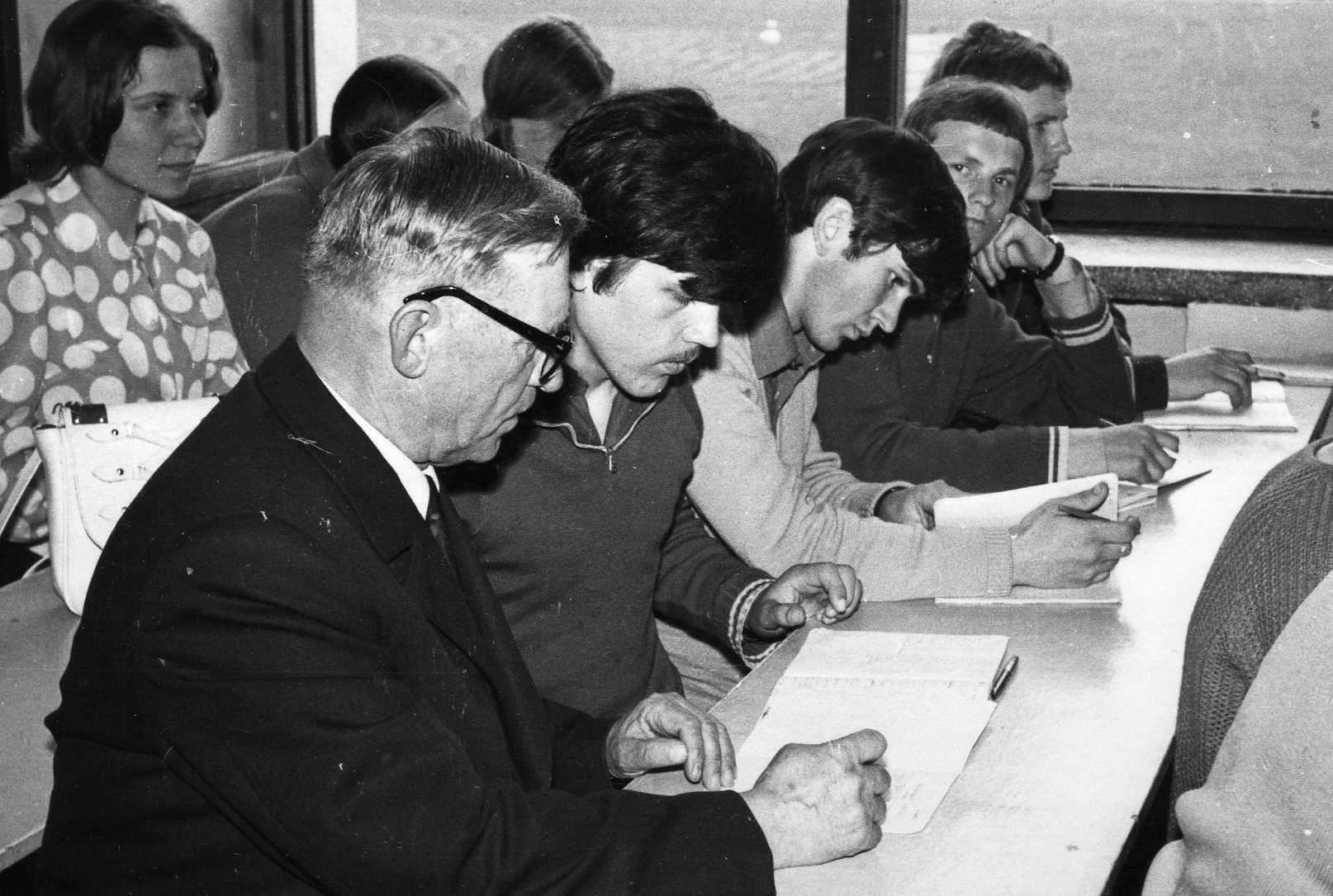 Prof. Petras Vasinauskas su studentais žemdirbystės praktikos darbų metu. 1973 m.