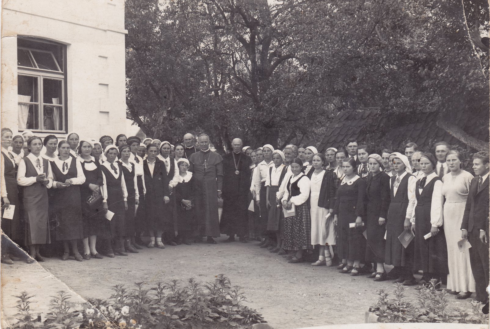 Pavasarininkų draugija ir bažnytinis choras. Profesoriaus, agronomo Petro Vasinausko sesuo Anelė Sargevičienė (Vasinauskaitė) (pirma iš kairės). 1938 m. 