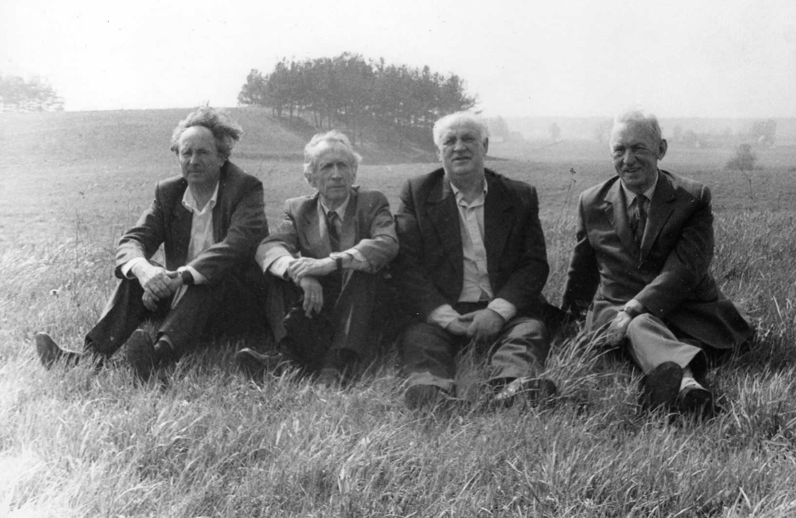 Prof. Petras Vasinauskas (pirmas iš dešinės) su direktoriumi J. Aleksoniu, S. Lukėnu ir kitais Perlojos bandymų stotyje. 1989 m.