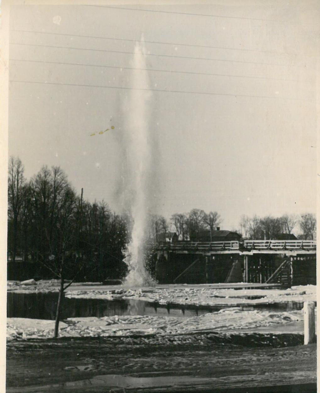 Prie Lėvens tilto sprogdinami ledai. 1960 m. 