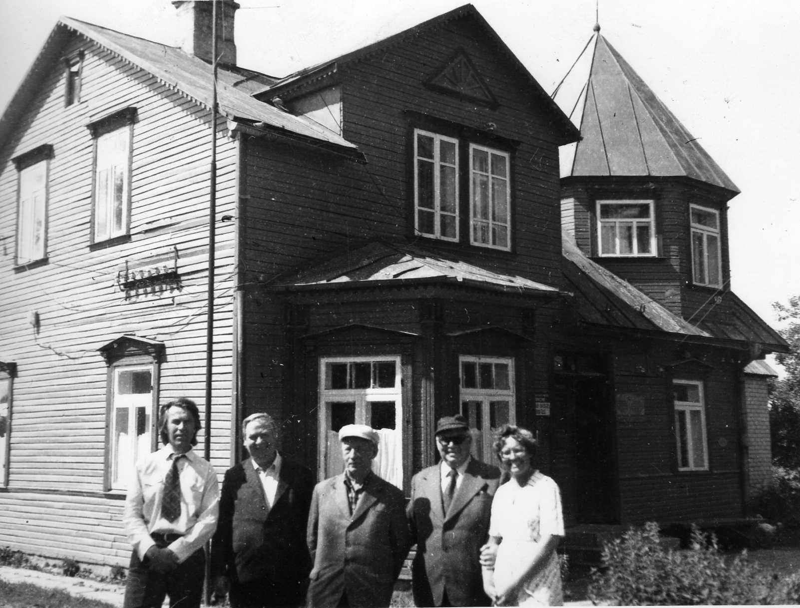 Prie poetų Eugenijaus ir Leonardo Matuzevičių namo Krinčine. 1985 m.