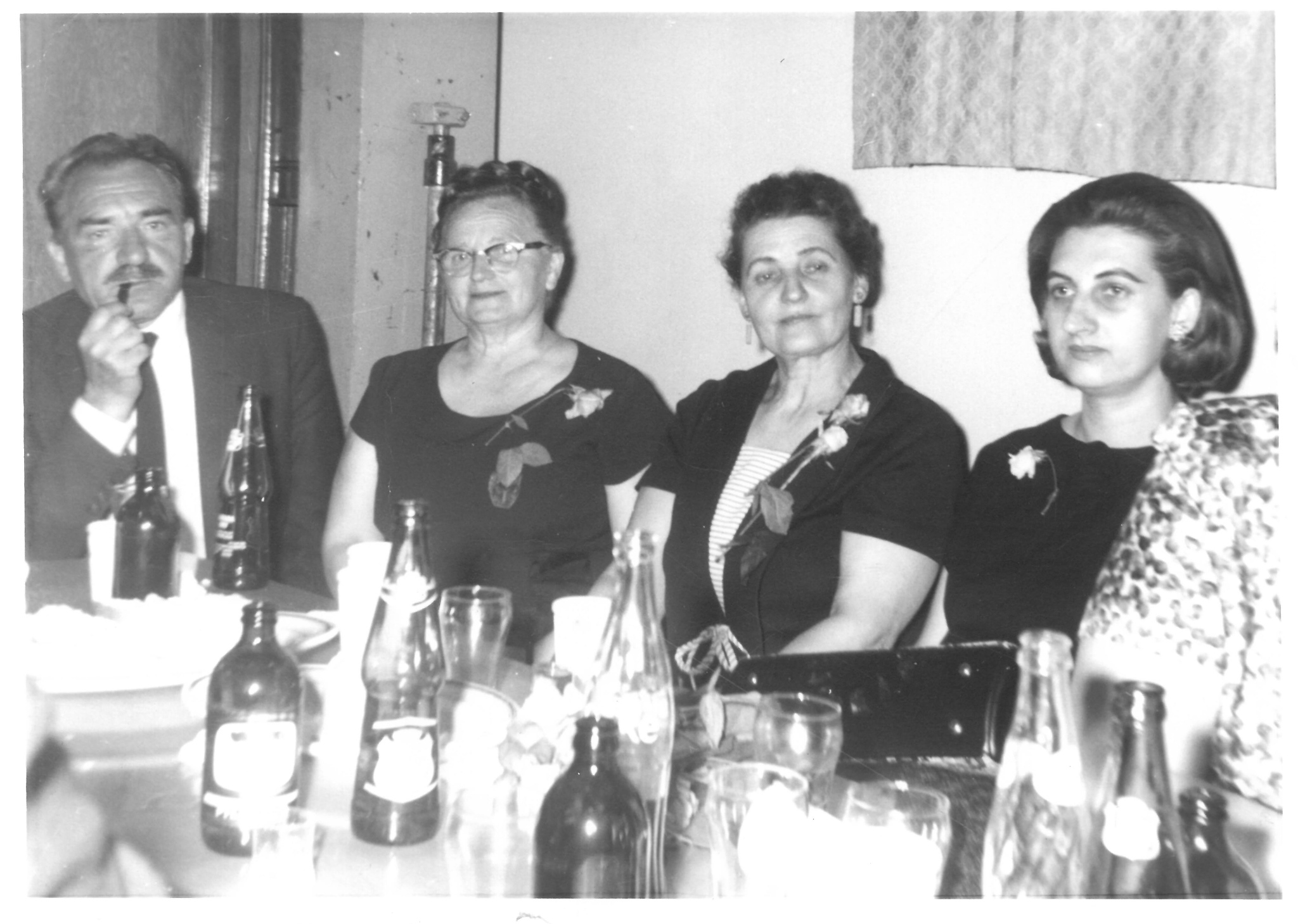Prie vaišių stalo. Iš kairės: Marius Katiliškis, sesuo Juzefa Žiogienė, sesuo Monika Rimkienė ir jos duktė Auksė Rimkutė-Antanaitienė. Čikaga (JAV)