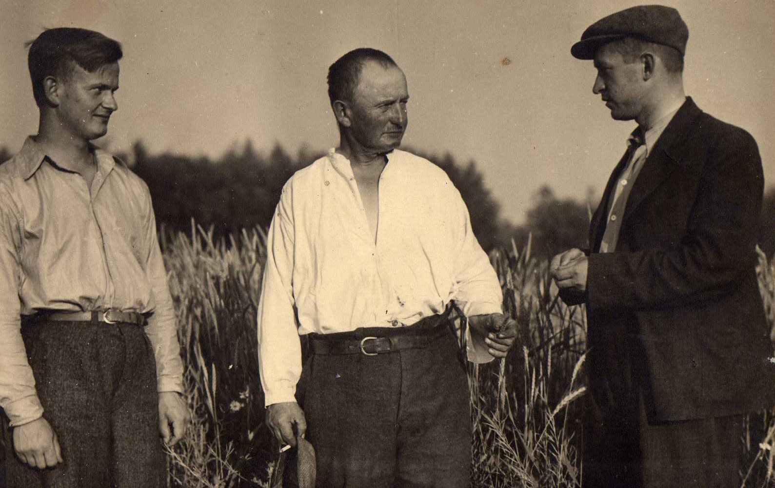 Žemės ūkio rūmų Šakių apskrities vyriausiasis agronomas Petras Vasinauskas (dešinėje) su ūkininkais. 1932 m.