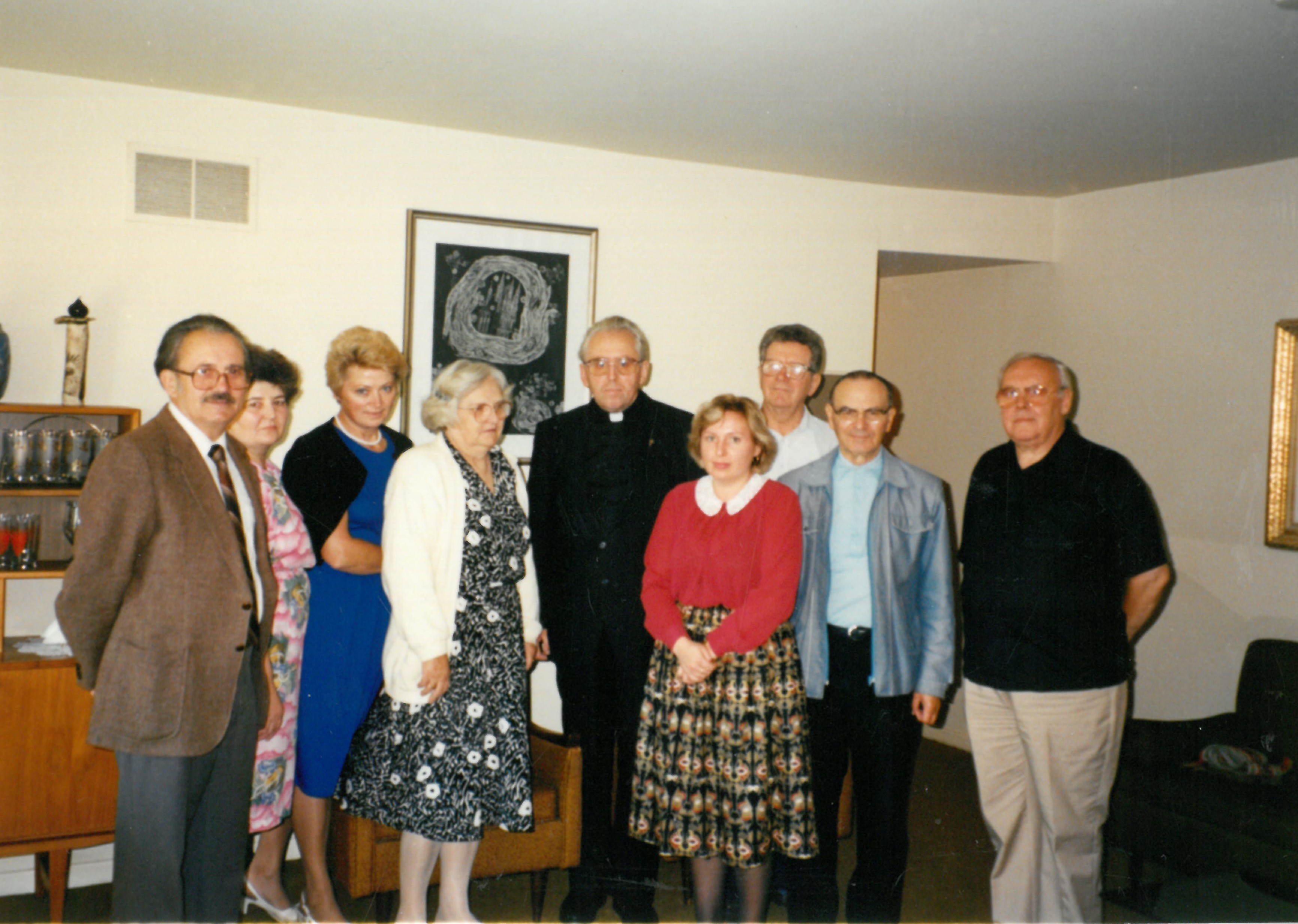 Česlovas Senkevičius (antroje eilėje pirmas iš dešinės), kunigas Alfonsas Svarinskas savaitraščio „Tėviškės Žiburiai“ redakcijos patalpose 