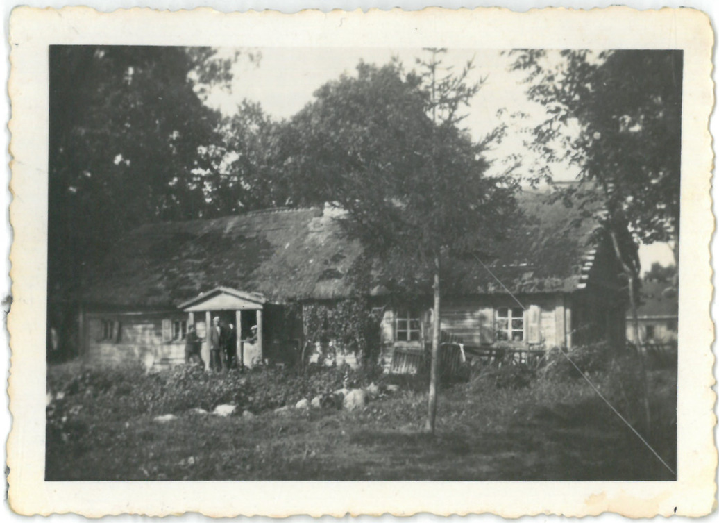 Juliaus Šidagio  gimtinė Girpetrių kaime. Apie 1930 m. 