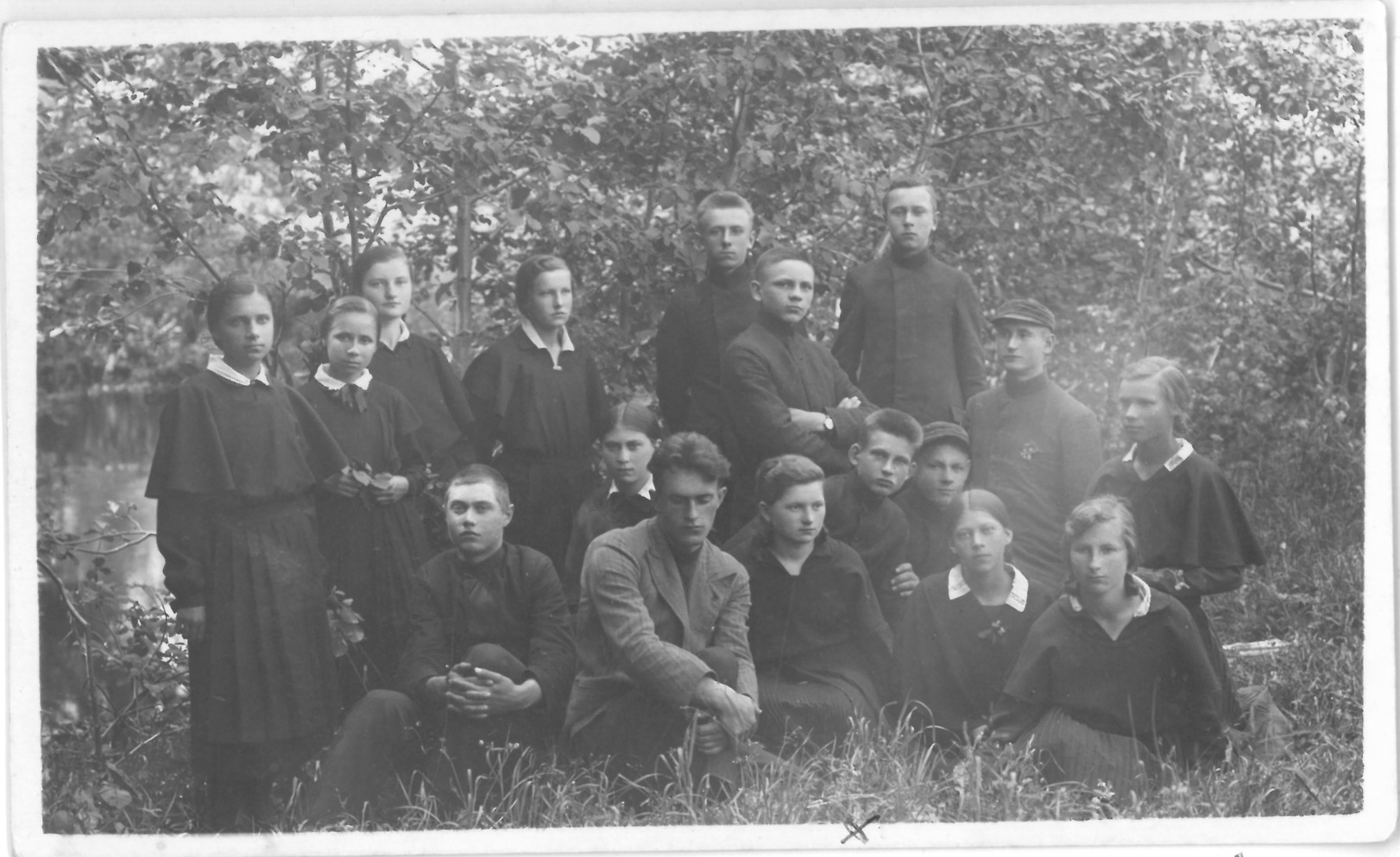 Su piešimo-braižybos mokytoju Č. Jonušu. Julius Šidagis pirmoje eilėje ketvirtas iš dešinės. Apie 1932–1933 m. 