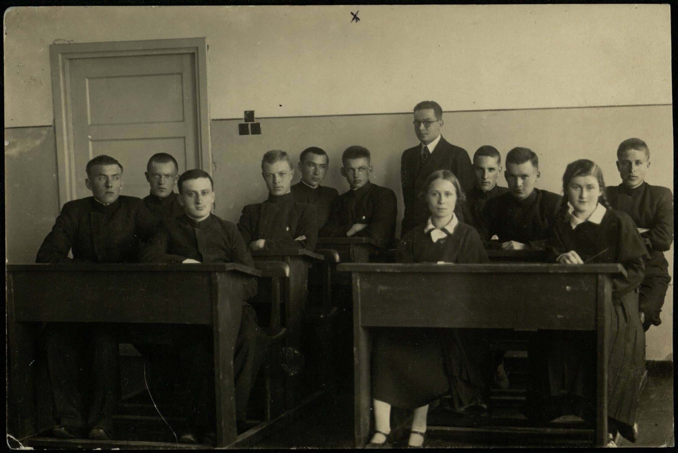 Pasvalio aukštesniosios komercijos mokyklos abiturientai. Julius Šidagis paskutinėje eilėje antras iš kairės. Šalia stovi auklėtojas Stasys Šalkauskas. 1936 m. 